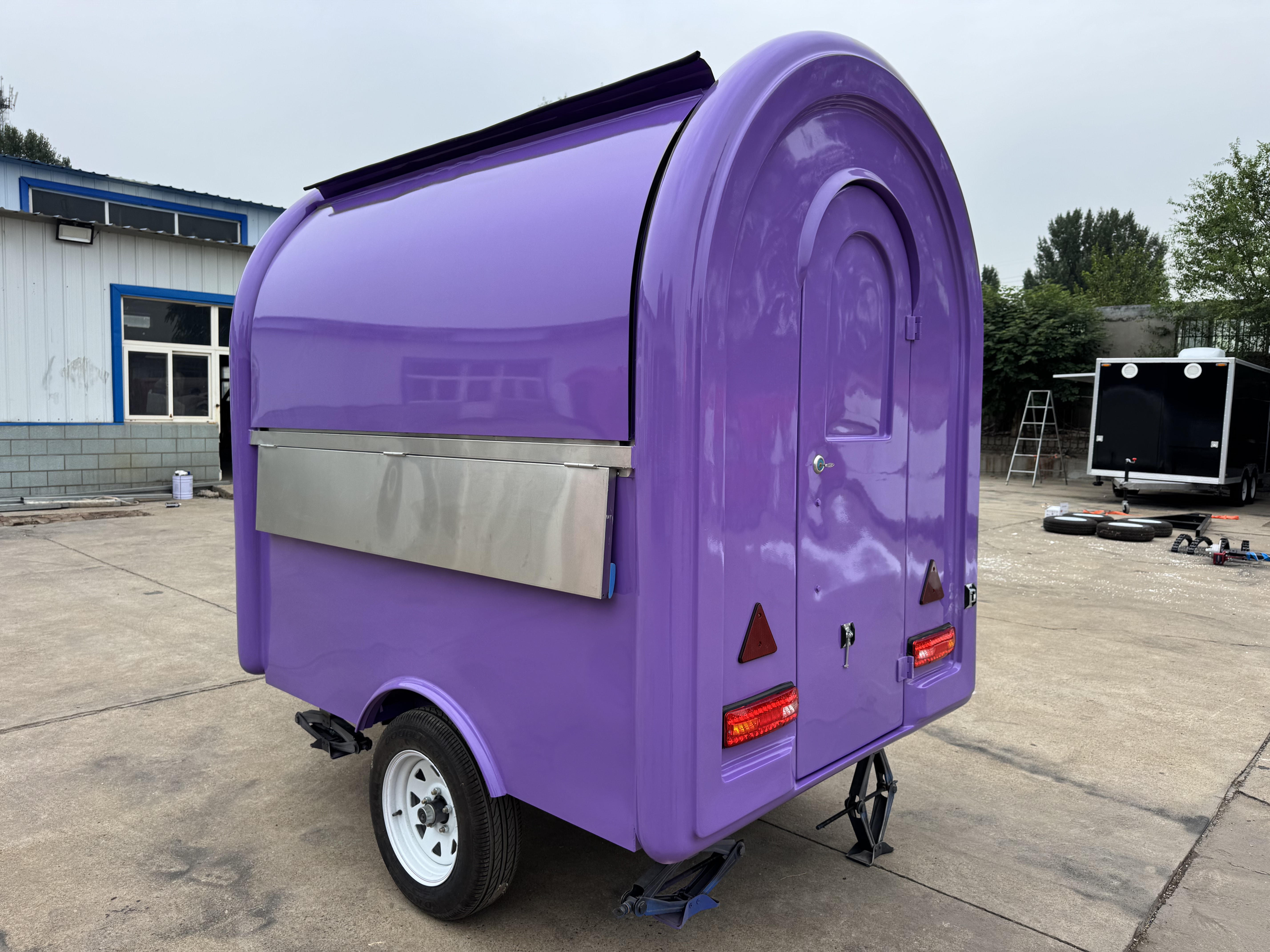 The personalized purple mobile food truck is the first choice for convenient towing in the food business