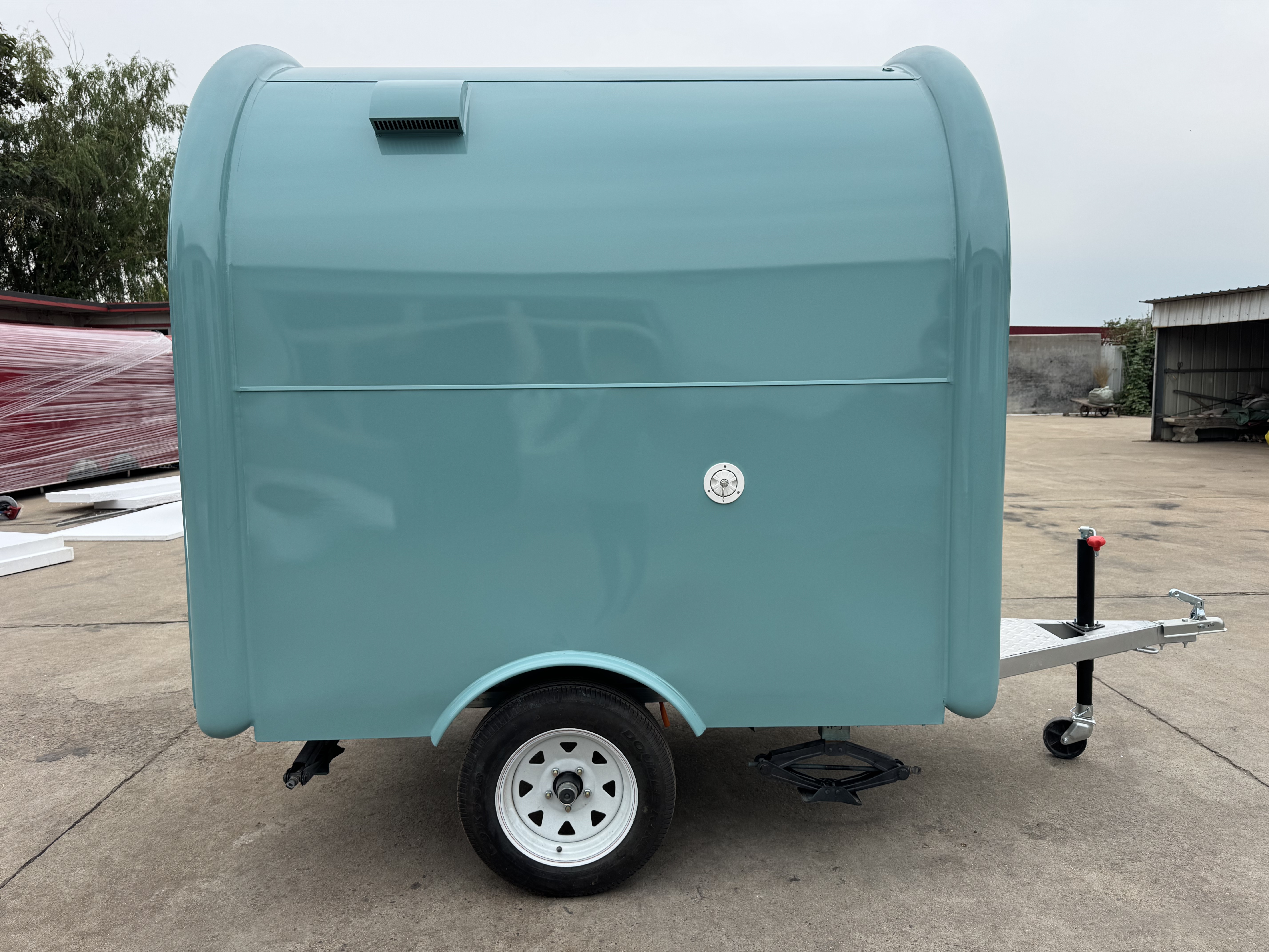 The light blue mobile food truck is a flexible choice for convenient towing in the catering business