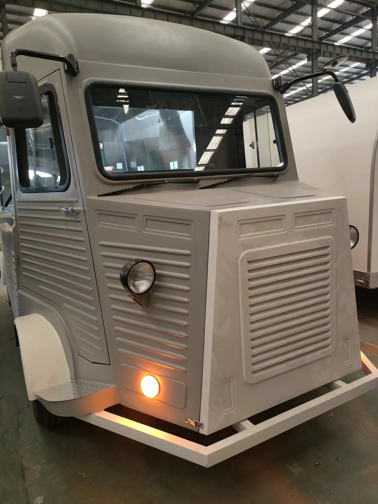 The gray and white two-tone dining car gives the delicious food a cool and refreshing atmosphere