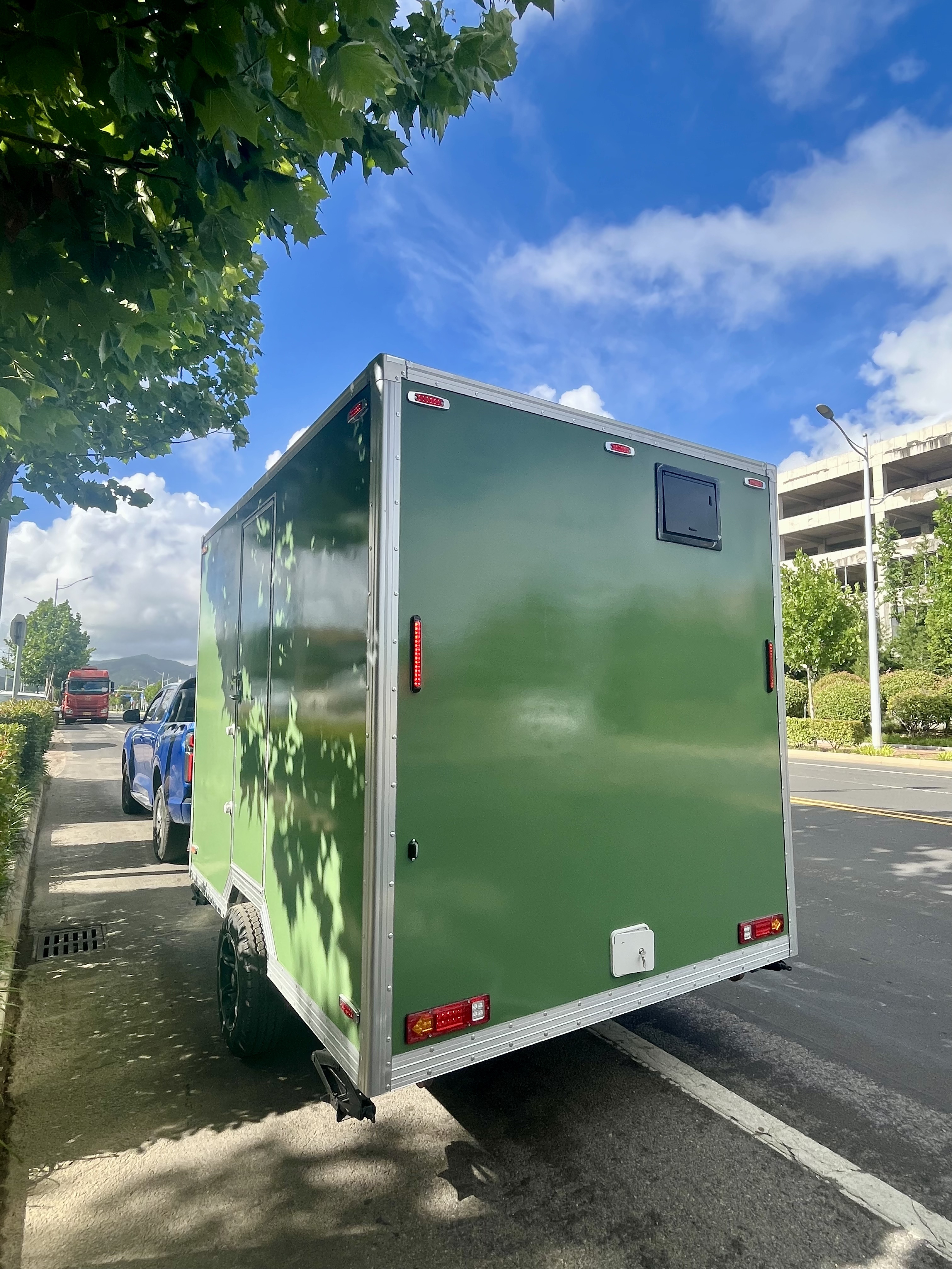 Outdoor mobile toilet trailer green double room, ready to use immediately, super convenient