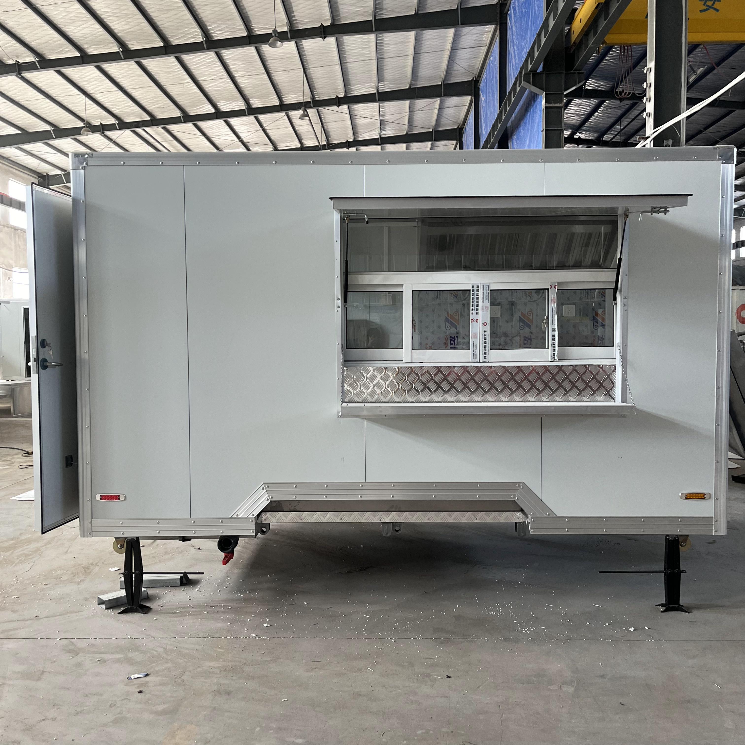 Outdoor mobile food trucks, commercial mobile food vending vehicles, can expand the operation of food trucks