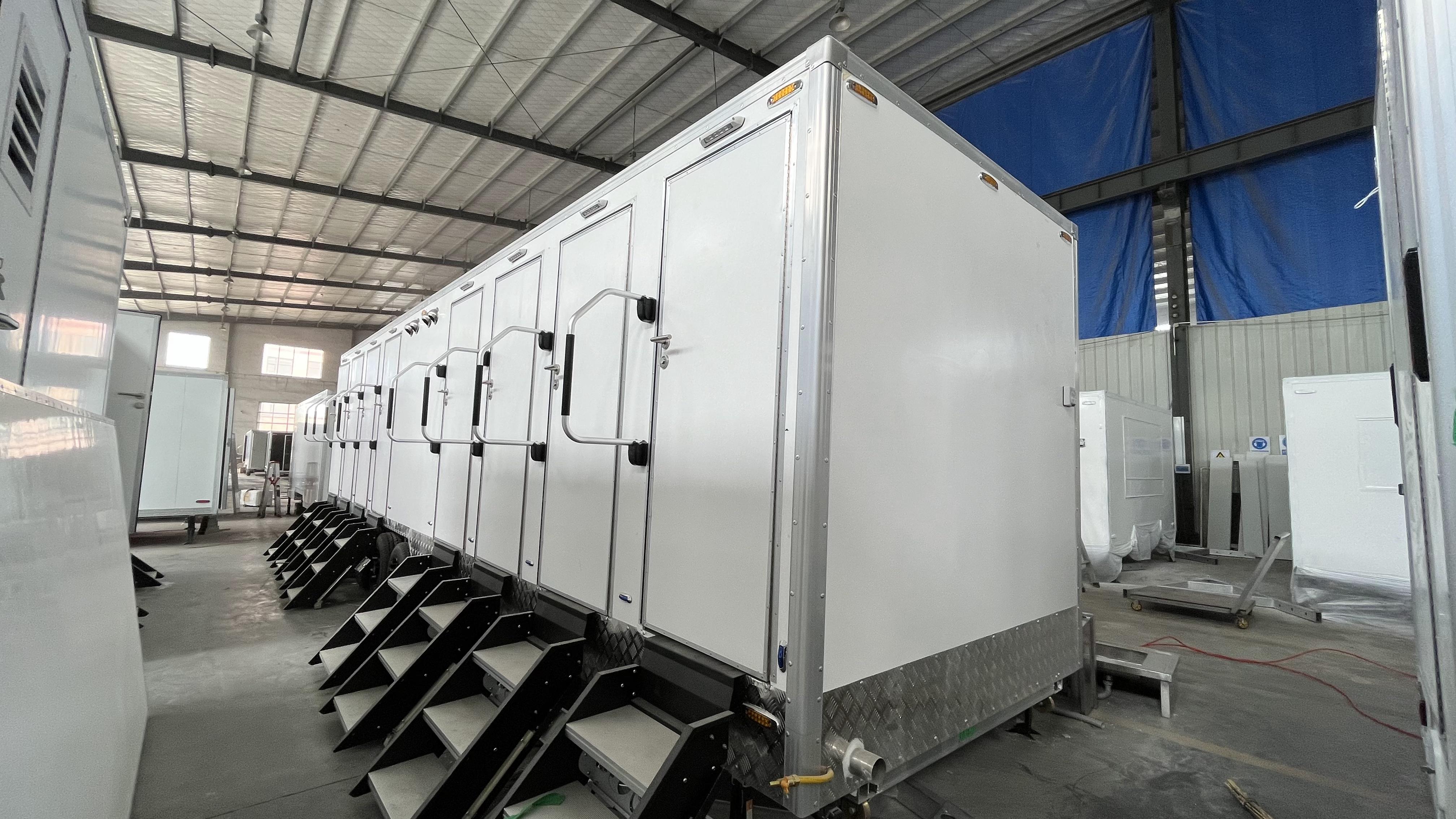 Eight mobile bath trailers are available, allowing for flexible construction of temporary bath centers in scenic areas