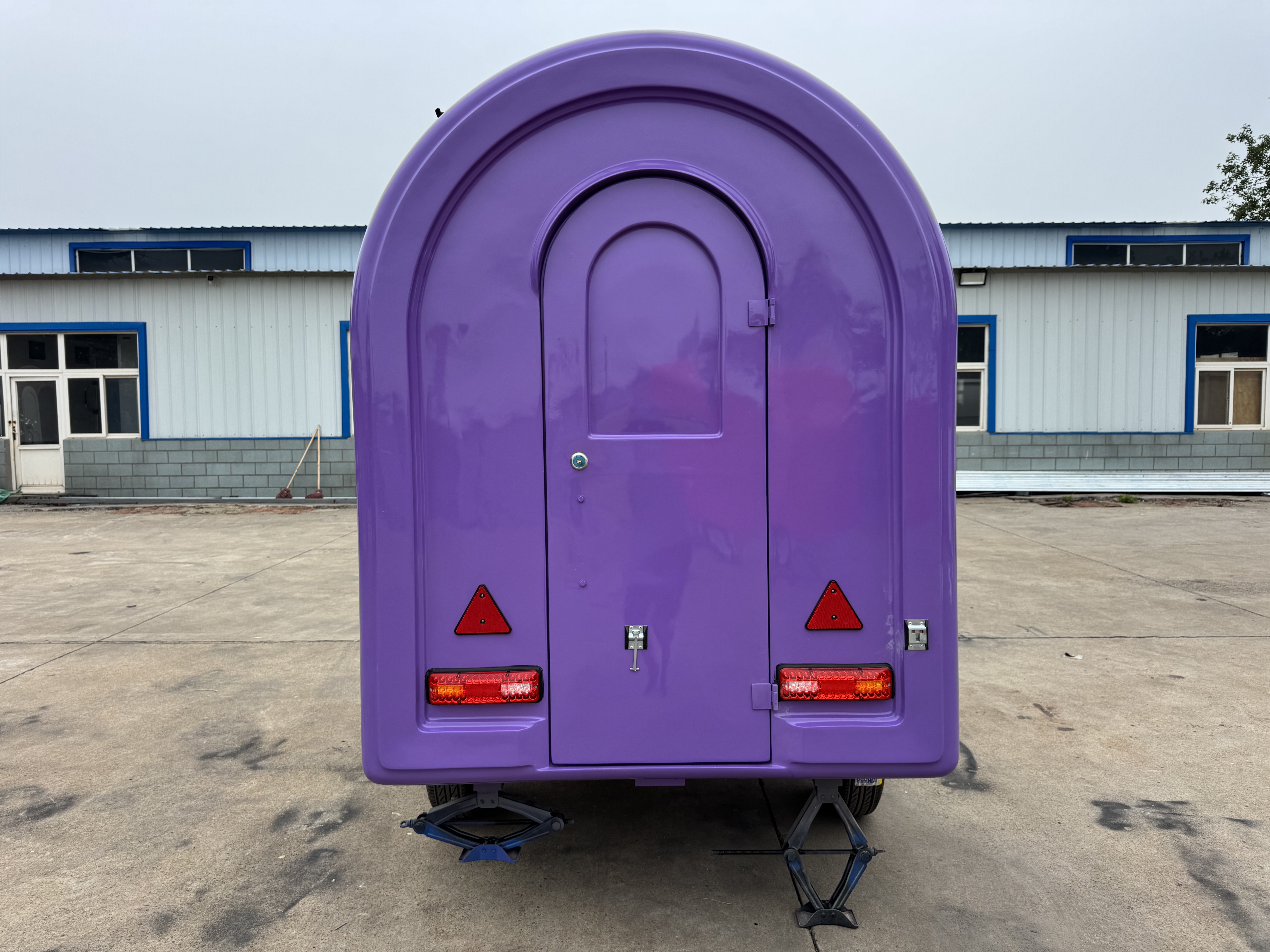 The personalized purple mobile food truck is the first choice for convenient towing in the food business