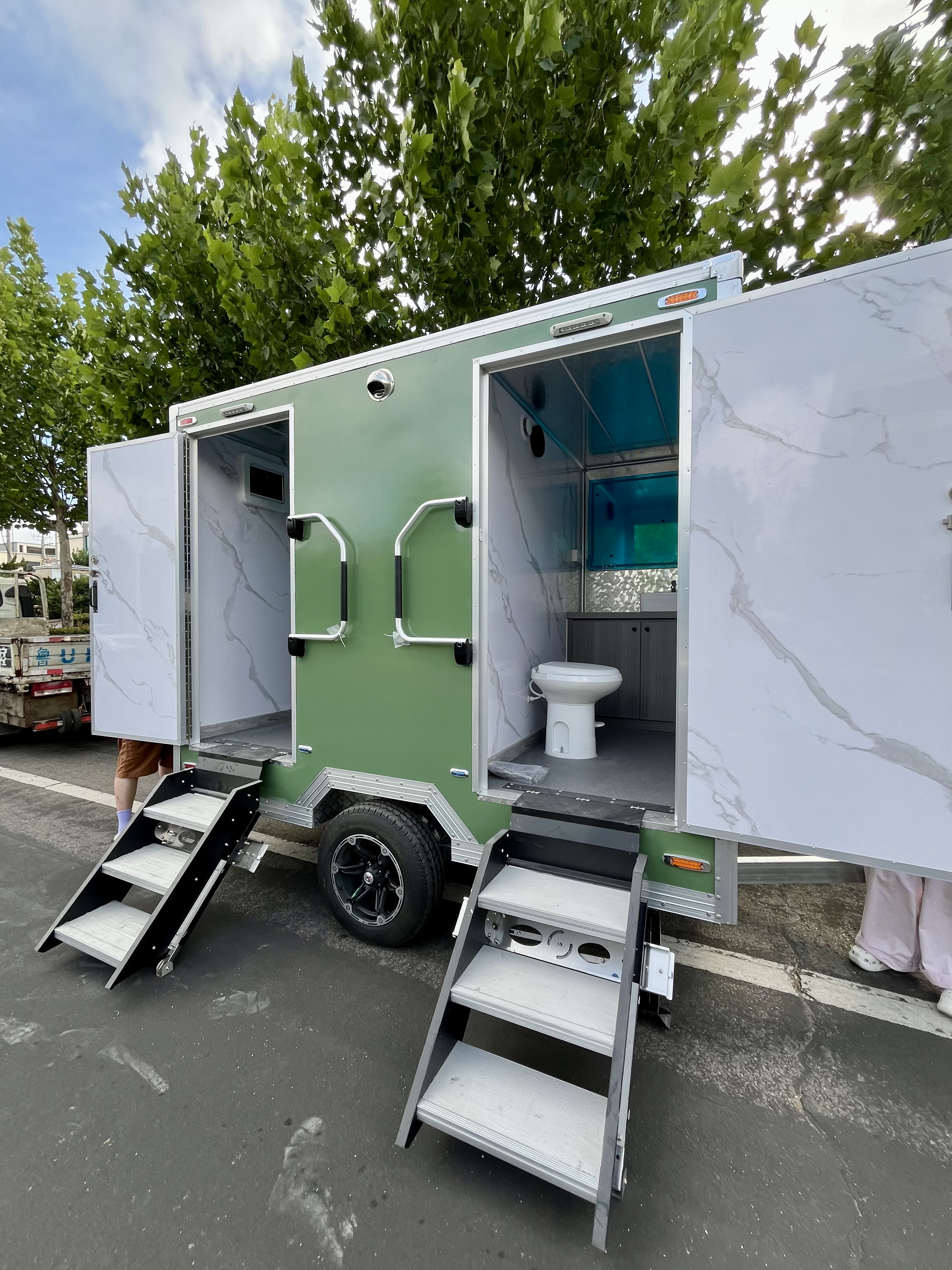 Outdoor mobile toilet trailer green double room, ready to use immediately, super convenient