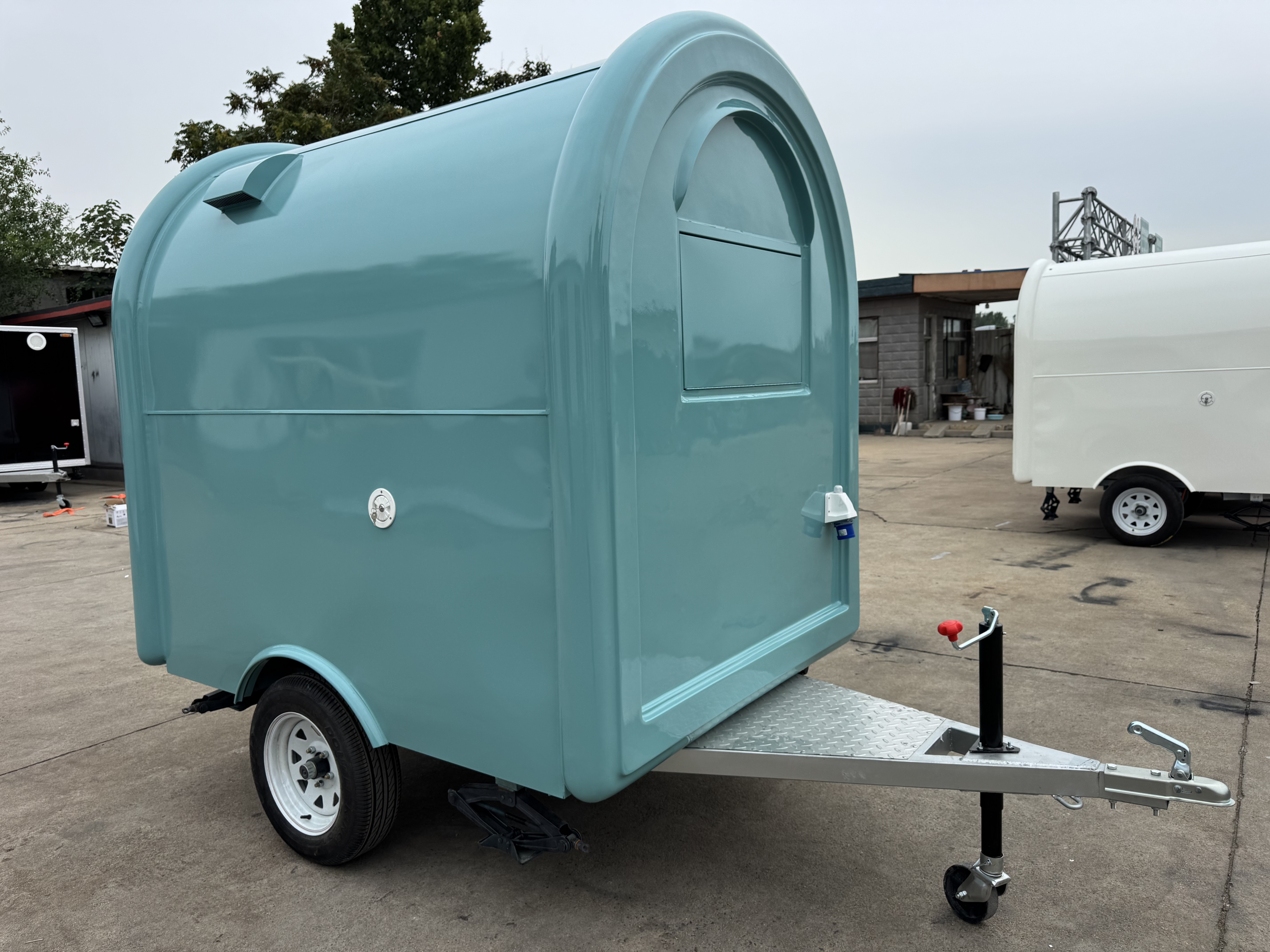 The light blue mobile food truck is a flexible choice for convenient towing in the catering business