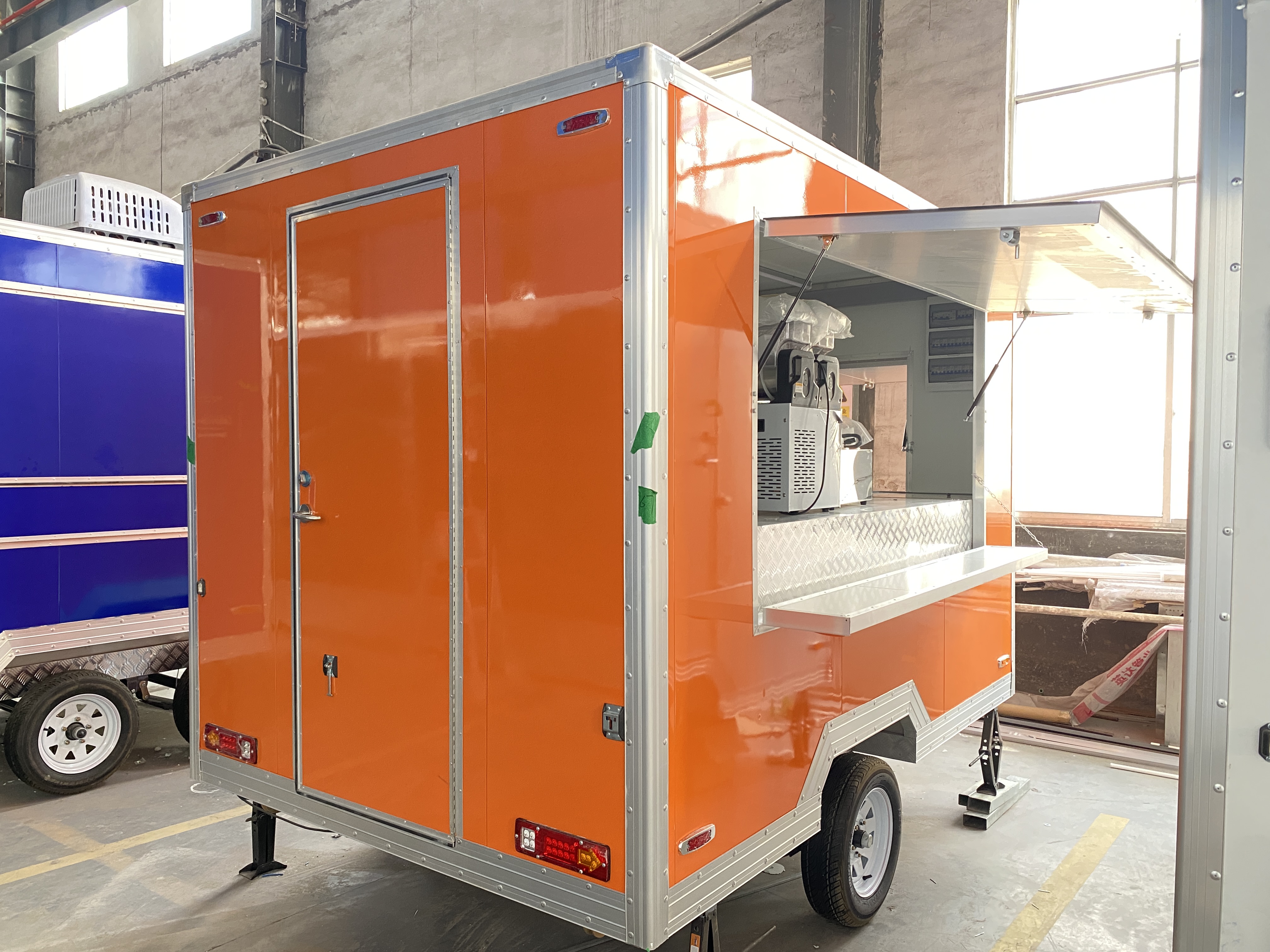 Mobile catering vehicle, integrated operation room, milk tea, coffee and cold drink selling vehicle