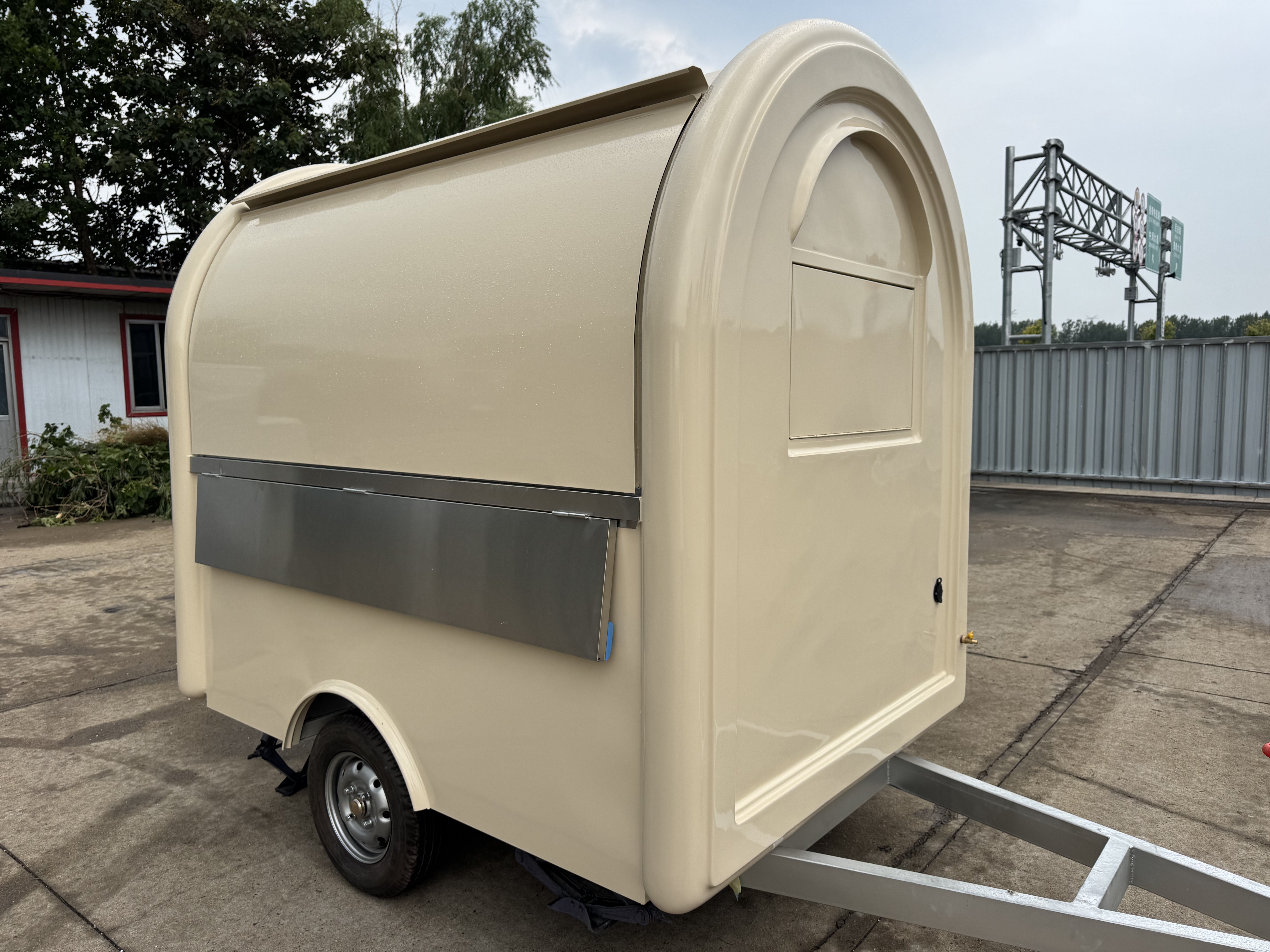 Small, flexible and towing, a mobile breakfast and fast food vehicle for street vending