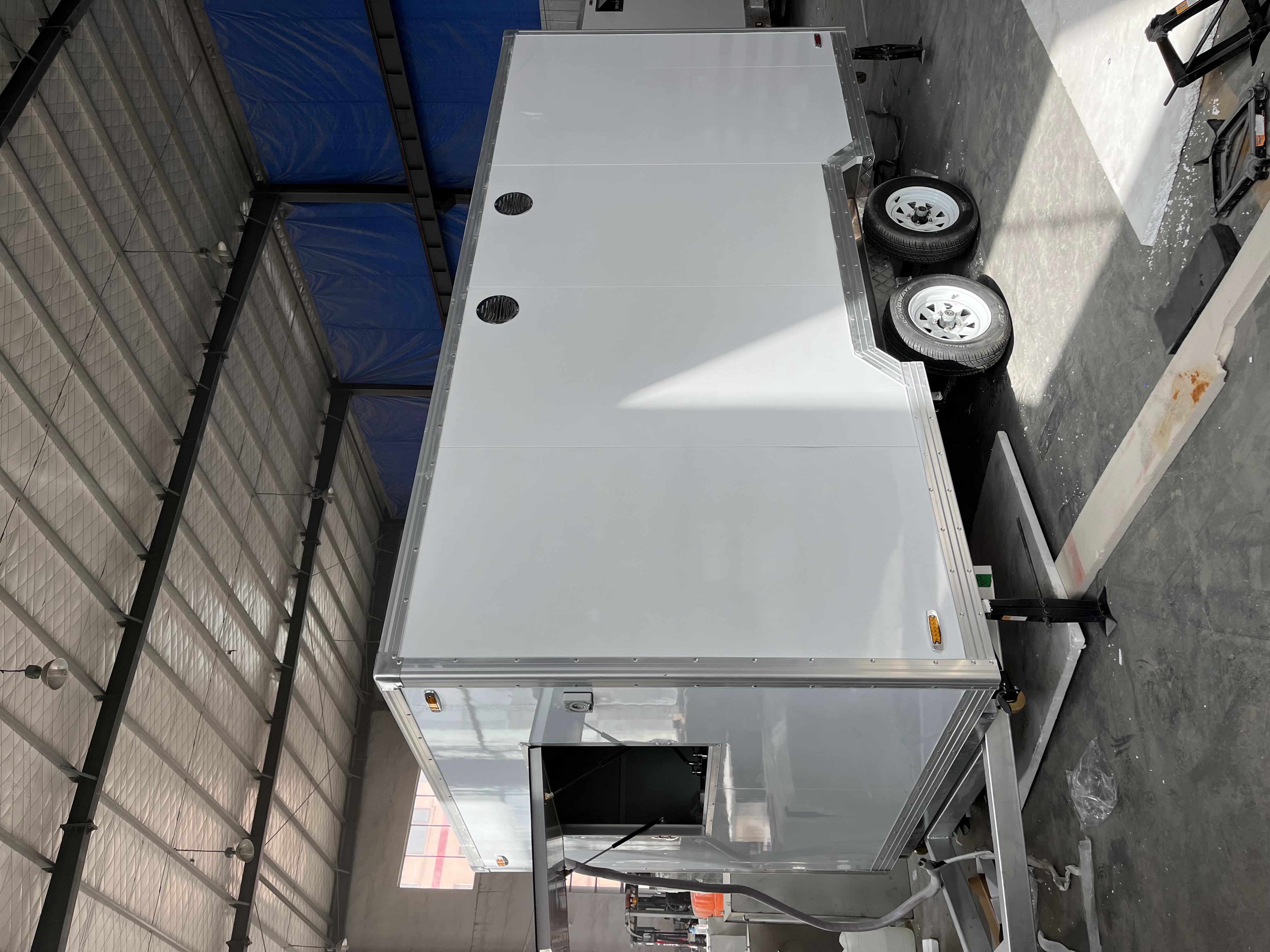 Large-capacity white food truck, mobile catering operation vehicle, and start-up stall equipment