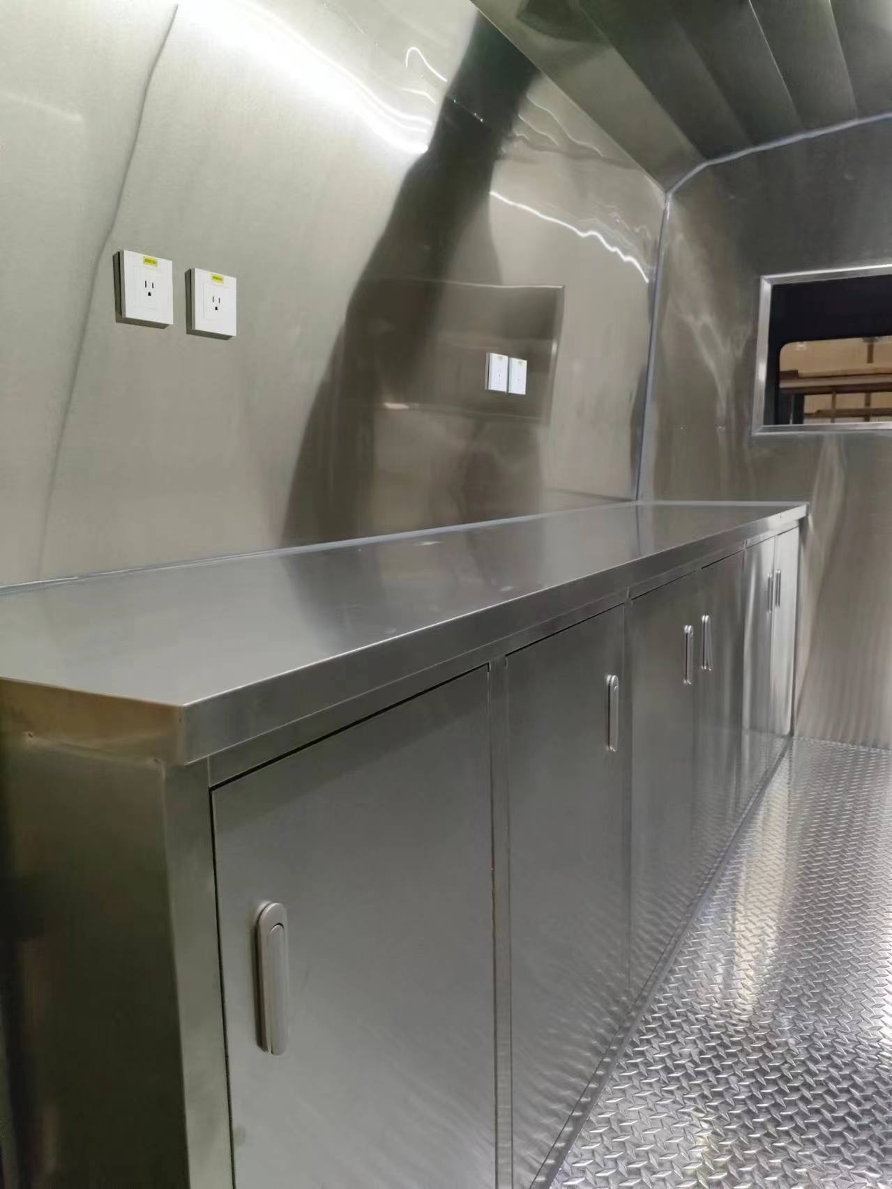 The gray and white two-tone dining car gives the delicious food a cool and refreshing atmosphere