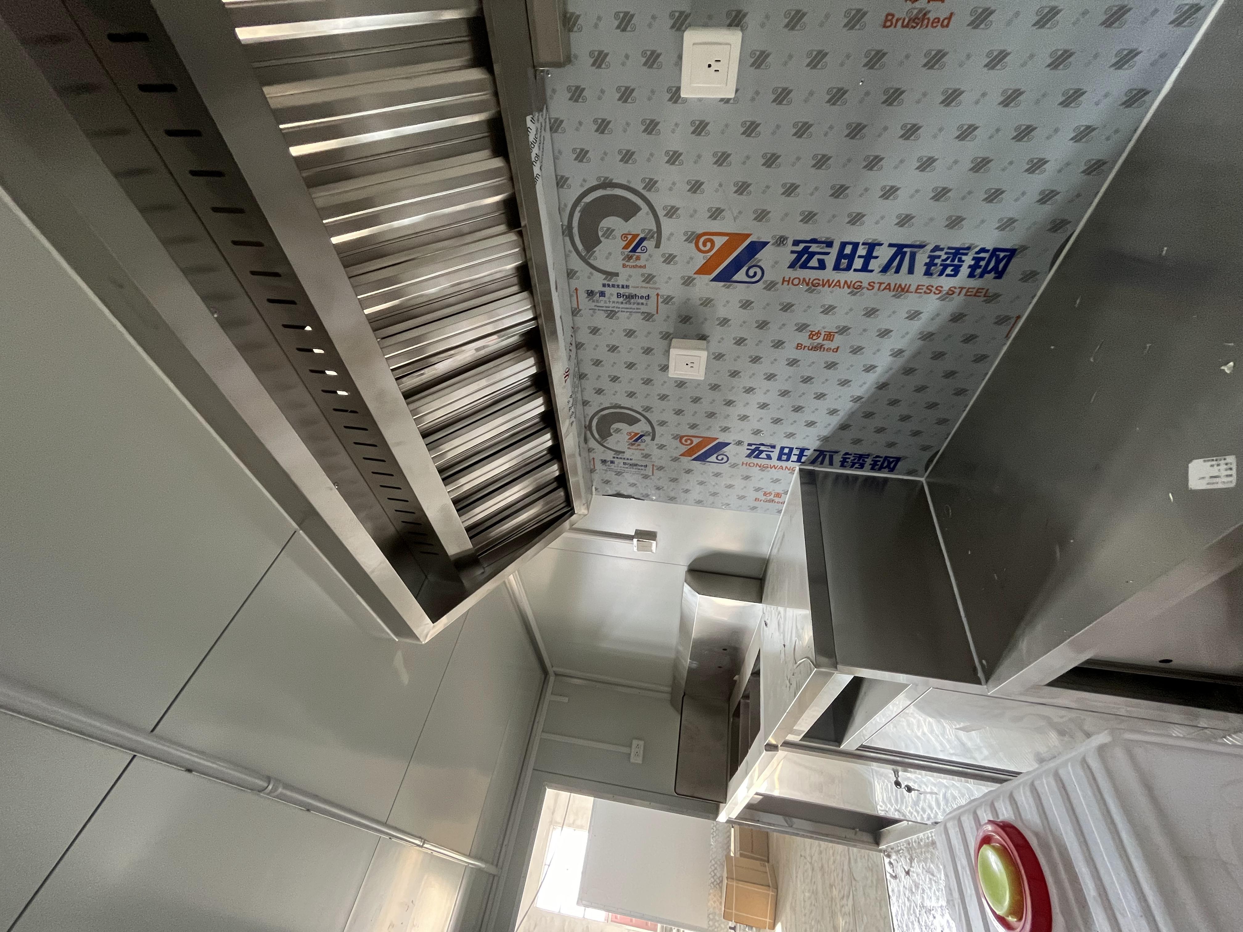 Outdoor mobile food trucks, commercial mobile food vending vehicles, can expand the operation of food trucks