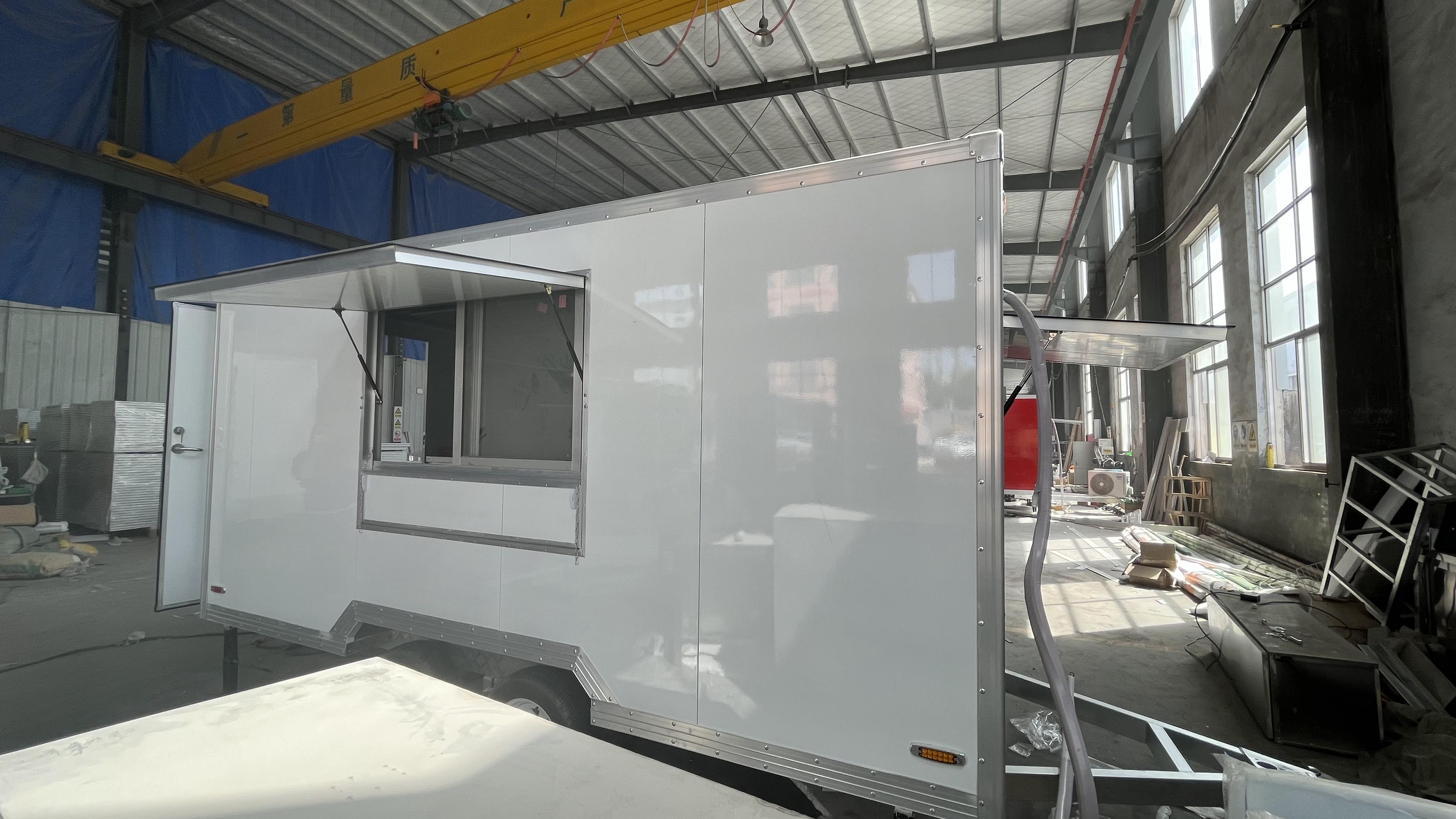 Large-capacity white food truck, mobile catering operation vehicle, and start-up stall equipment