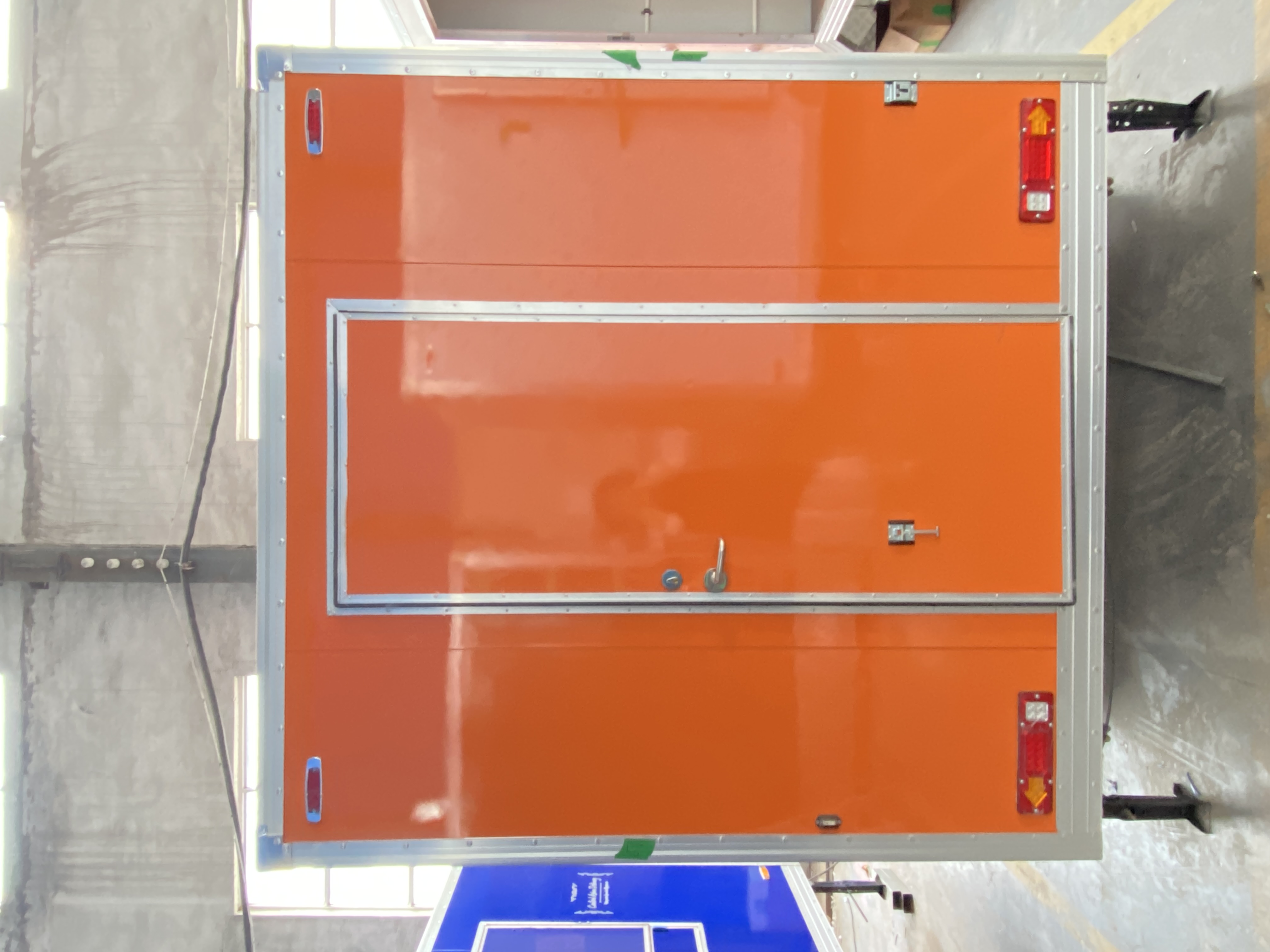 Mobile catering vehicle, integrated operation room, milk tea, coffee and cold drink selling vehicle