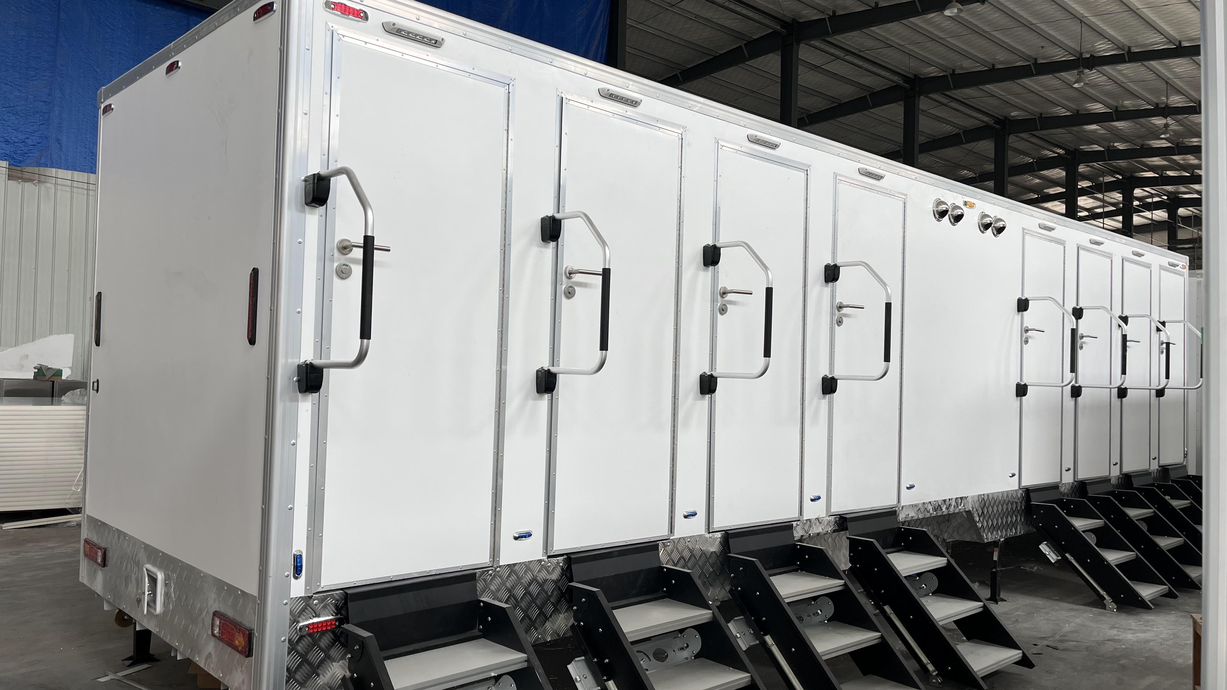 Eight mobile bath trailers are available, allowing for flexible construction of temporary bath centers in scenic areas