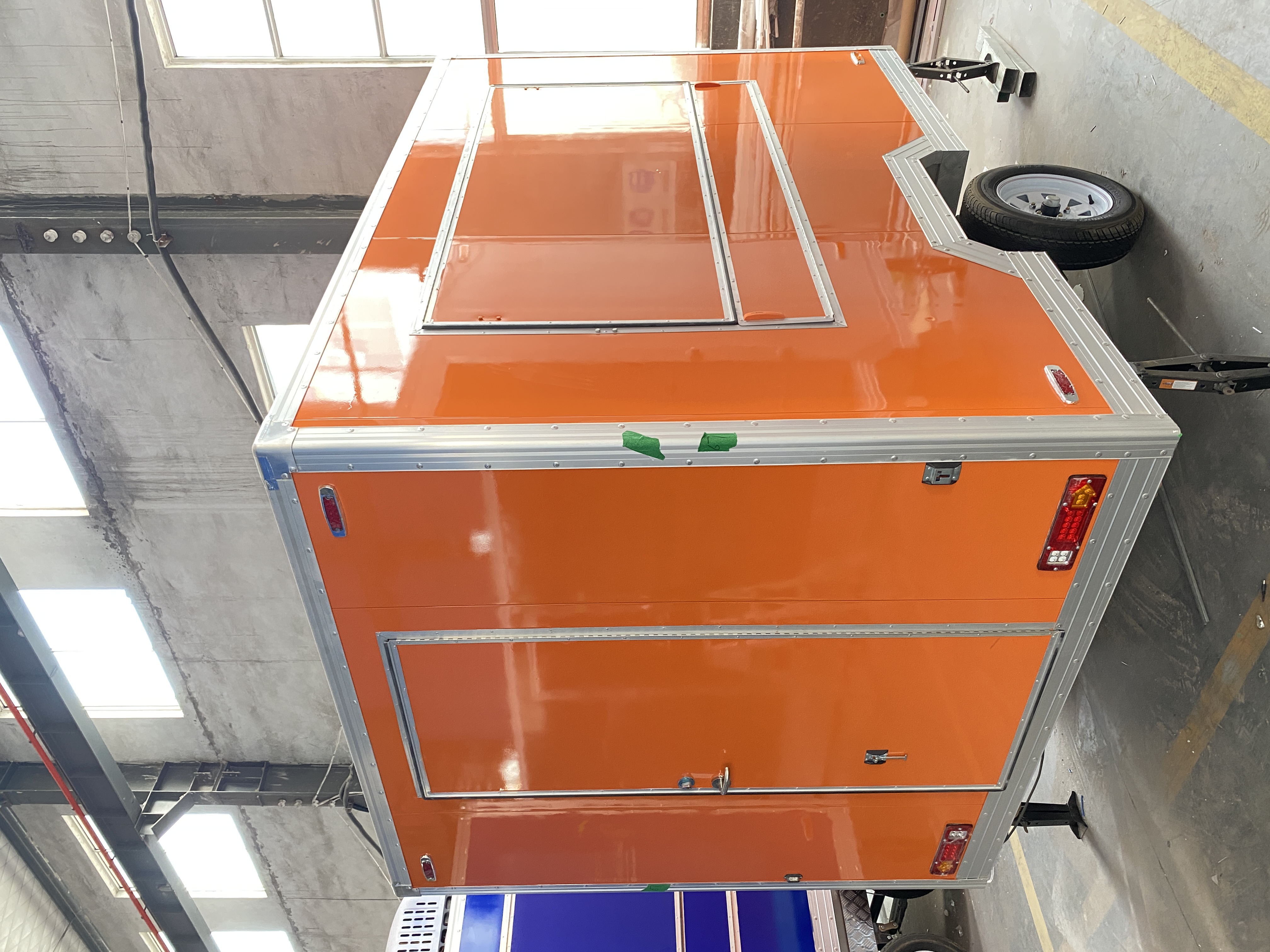 Mobile catering vehicle, integrated operation room, milk tea, coffee and cold drink selling vehicle