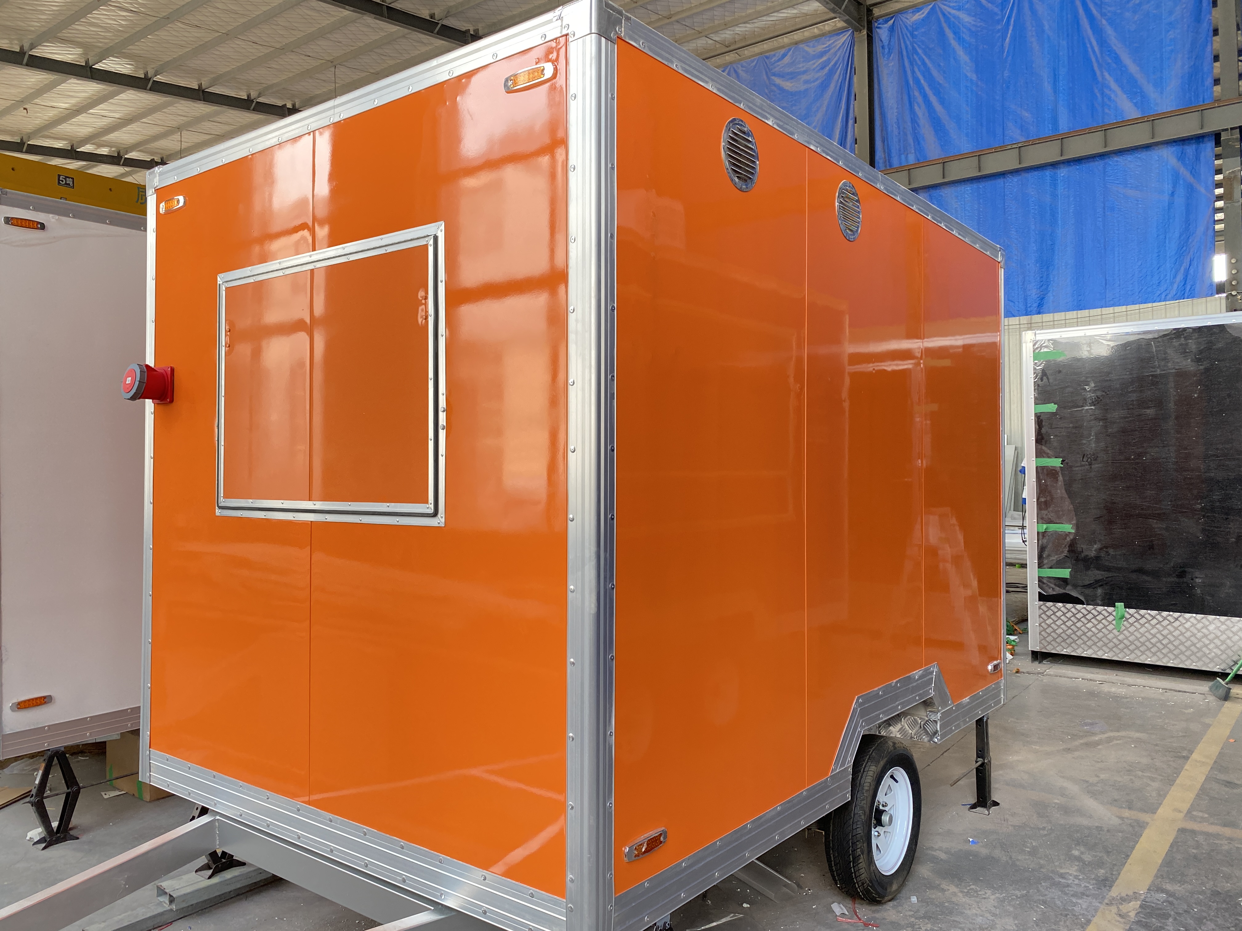 Mobile catering vehicle, integrated operation room, milk tea, coffee and cold drink selling vehicle