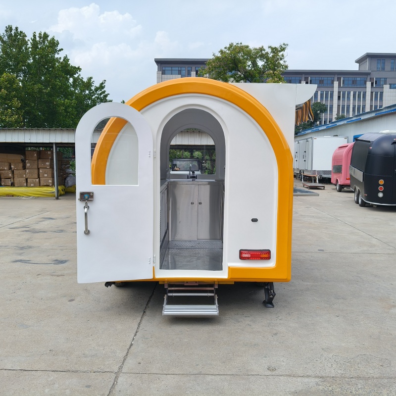 The yellow and white color scheme fashionable food truck is a mobile catering business start-up equipment and a convenient mobile vending cart