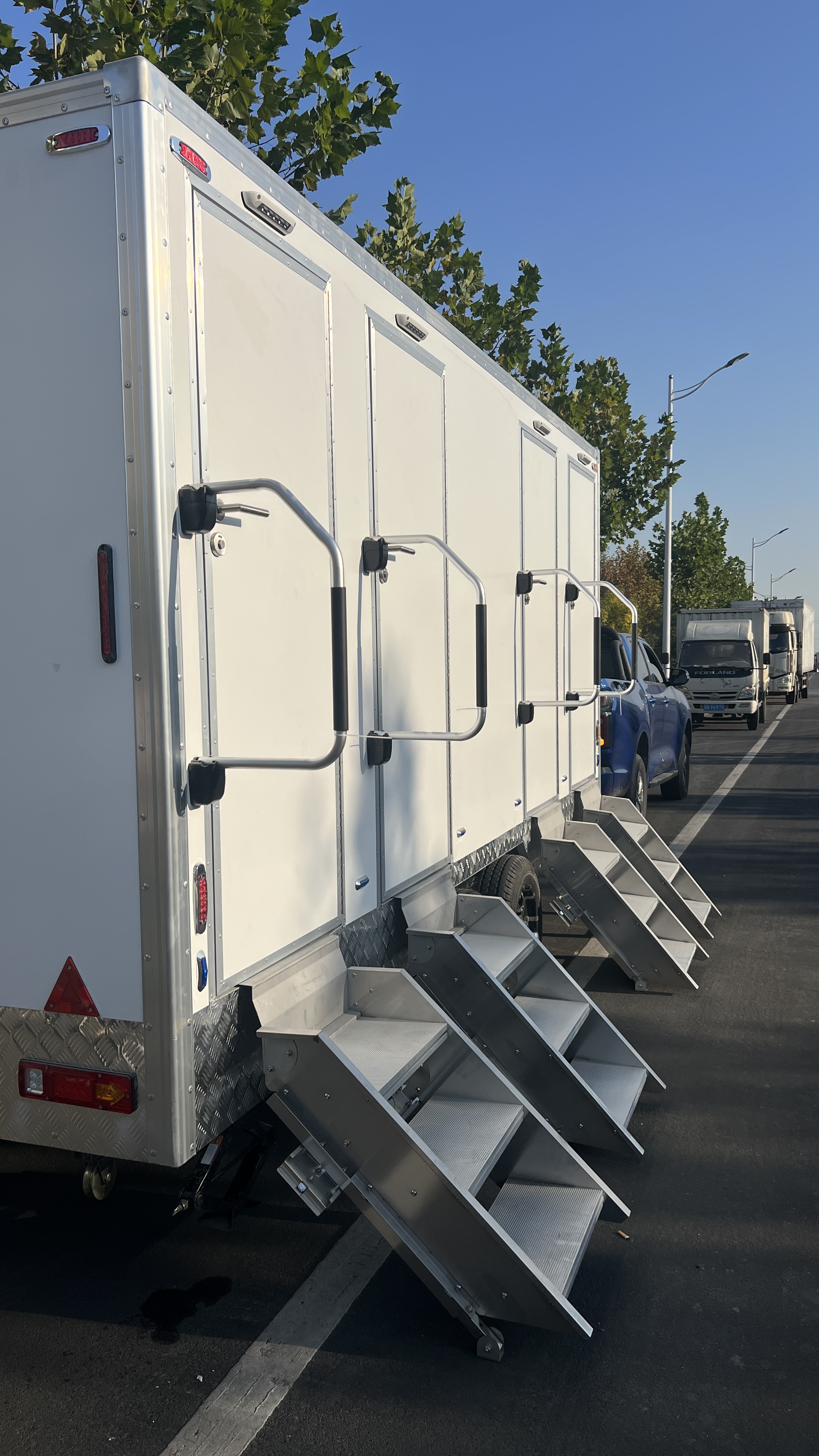 The towable four-compartment mobile toilet with independent single room design is the preferred choice for outdoor groups to use the toilet