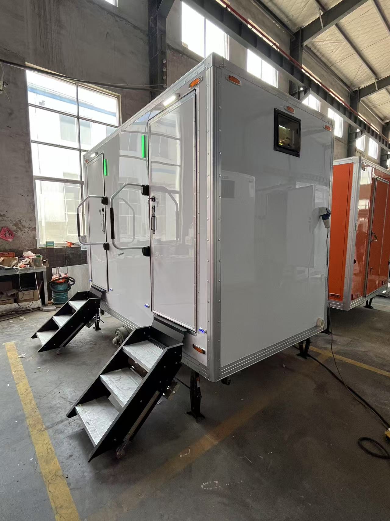The double-door design mobile toilet provides convenience for outdoor scenarios