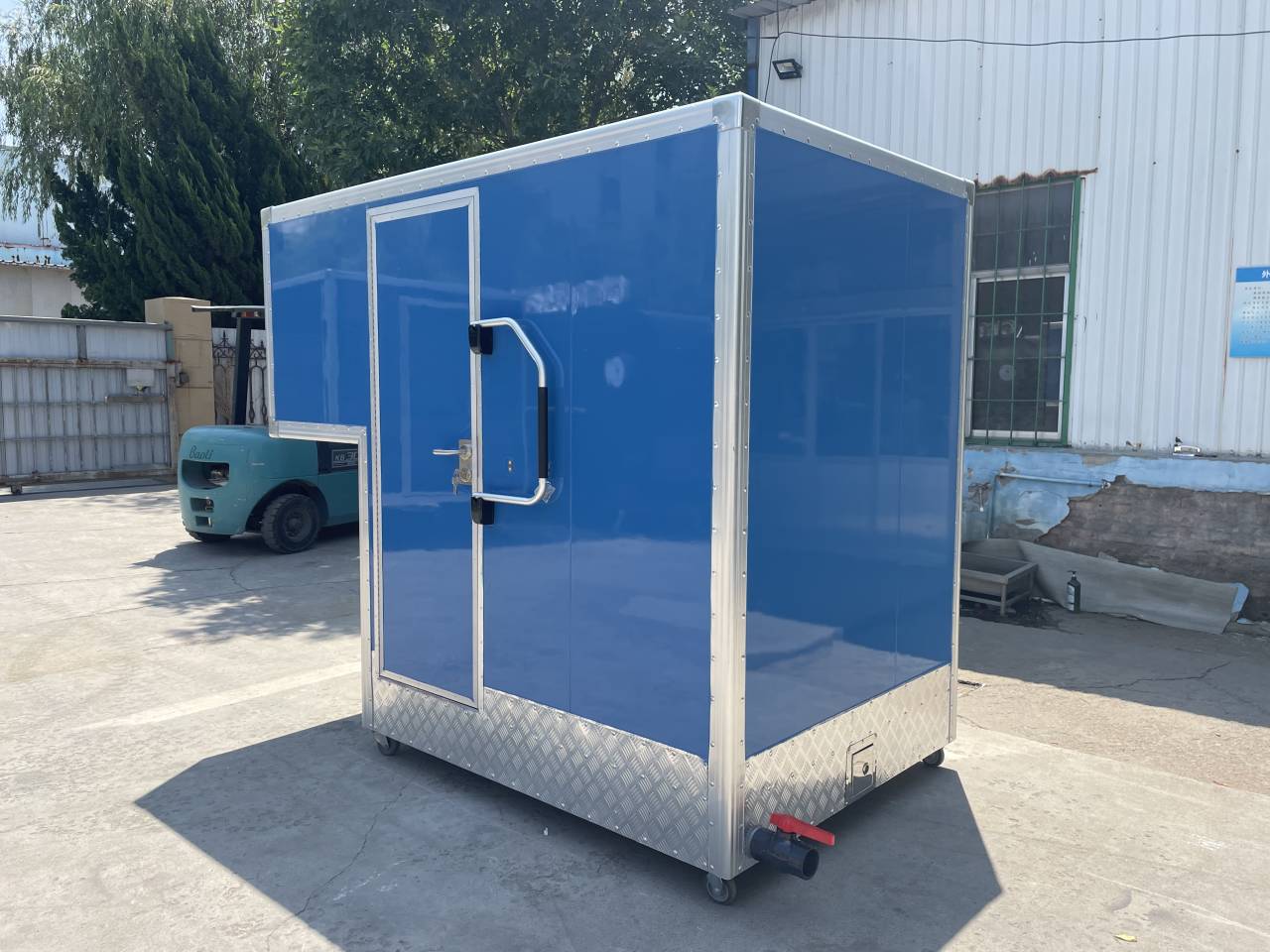 Blue mobile single toilet, convenient and comfortable to accompany you on outdoor trips