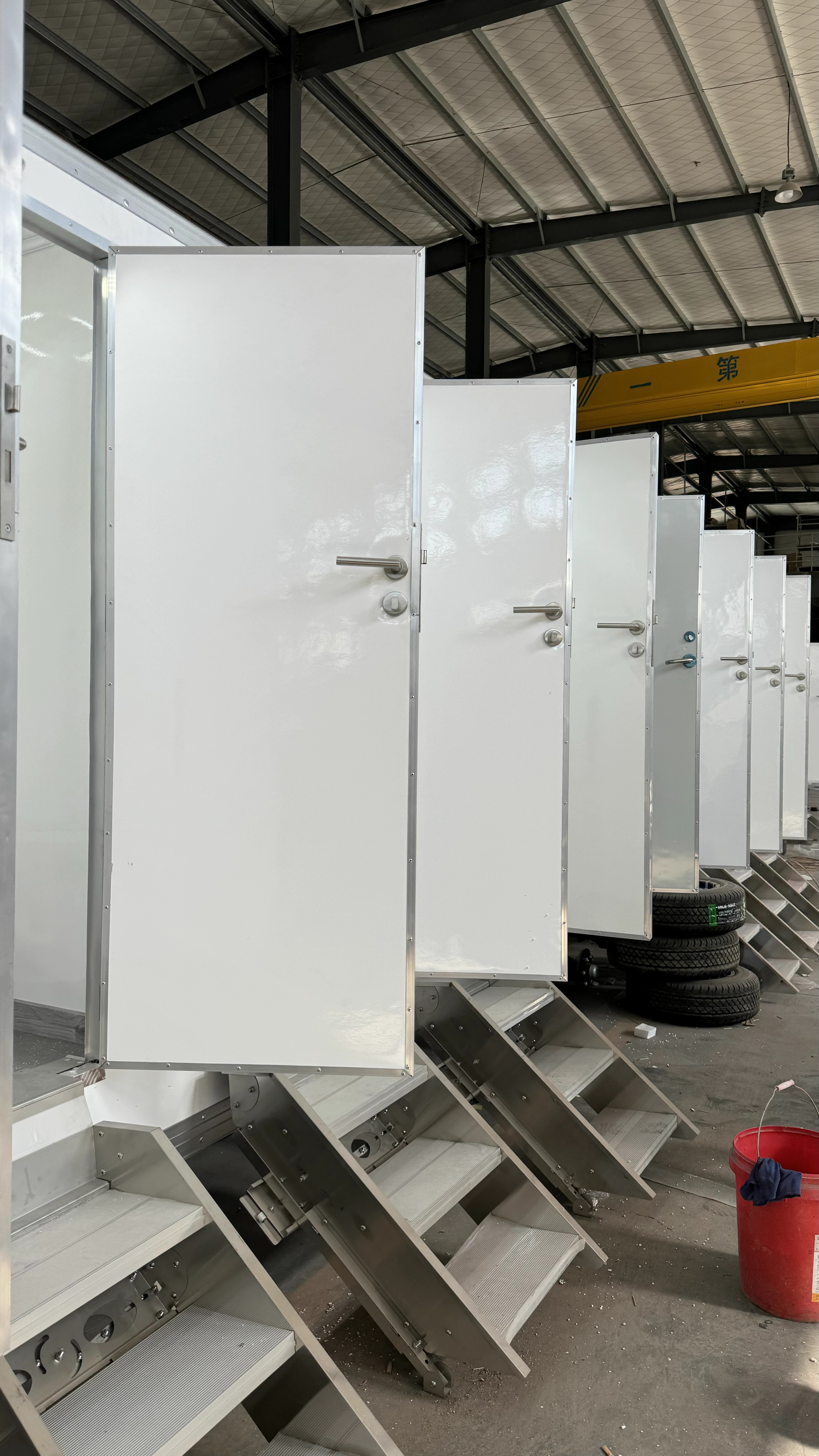 Trailer-type multiple mobile public toilets, modular design, flexible deployment