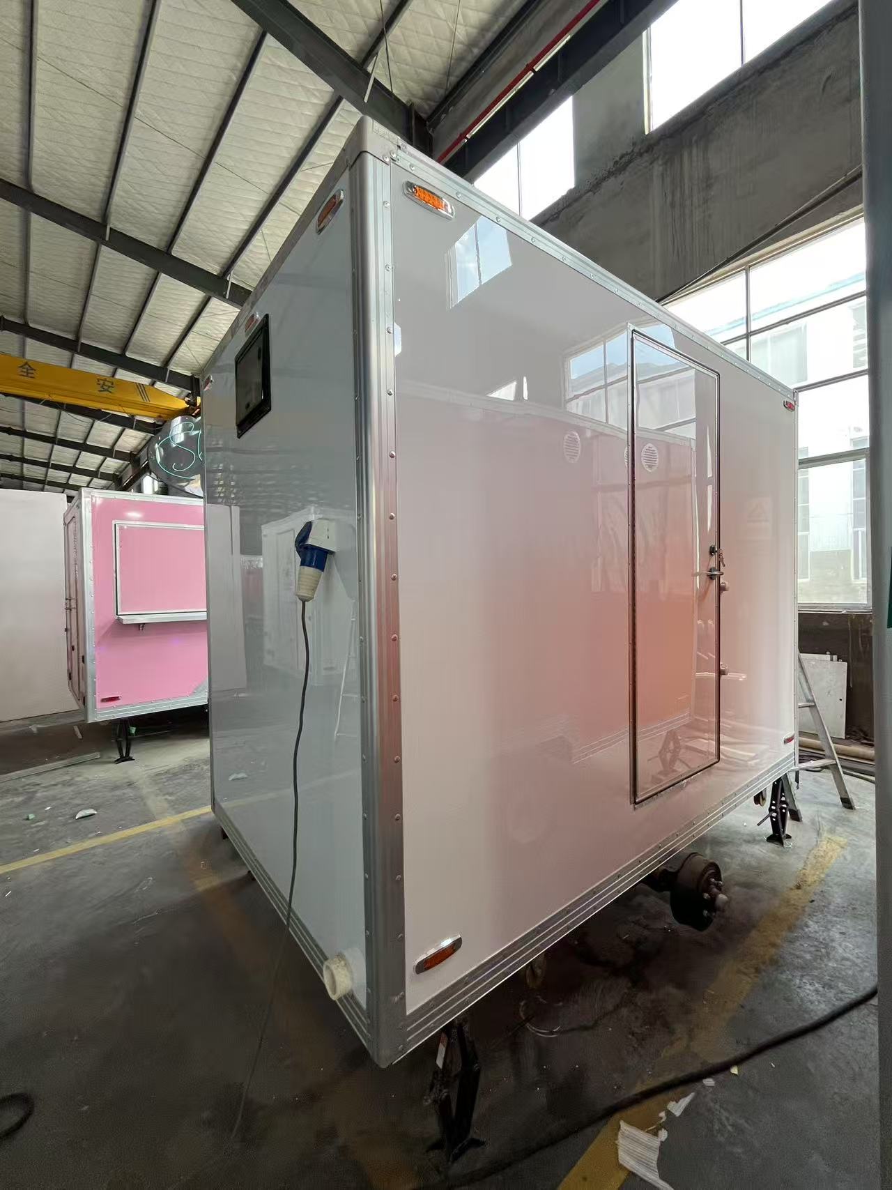 The double-door design mobile toilet provides convenience for outdoor scenarios