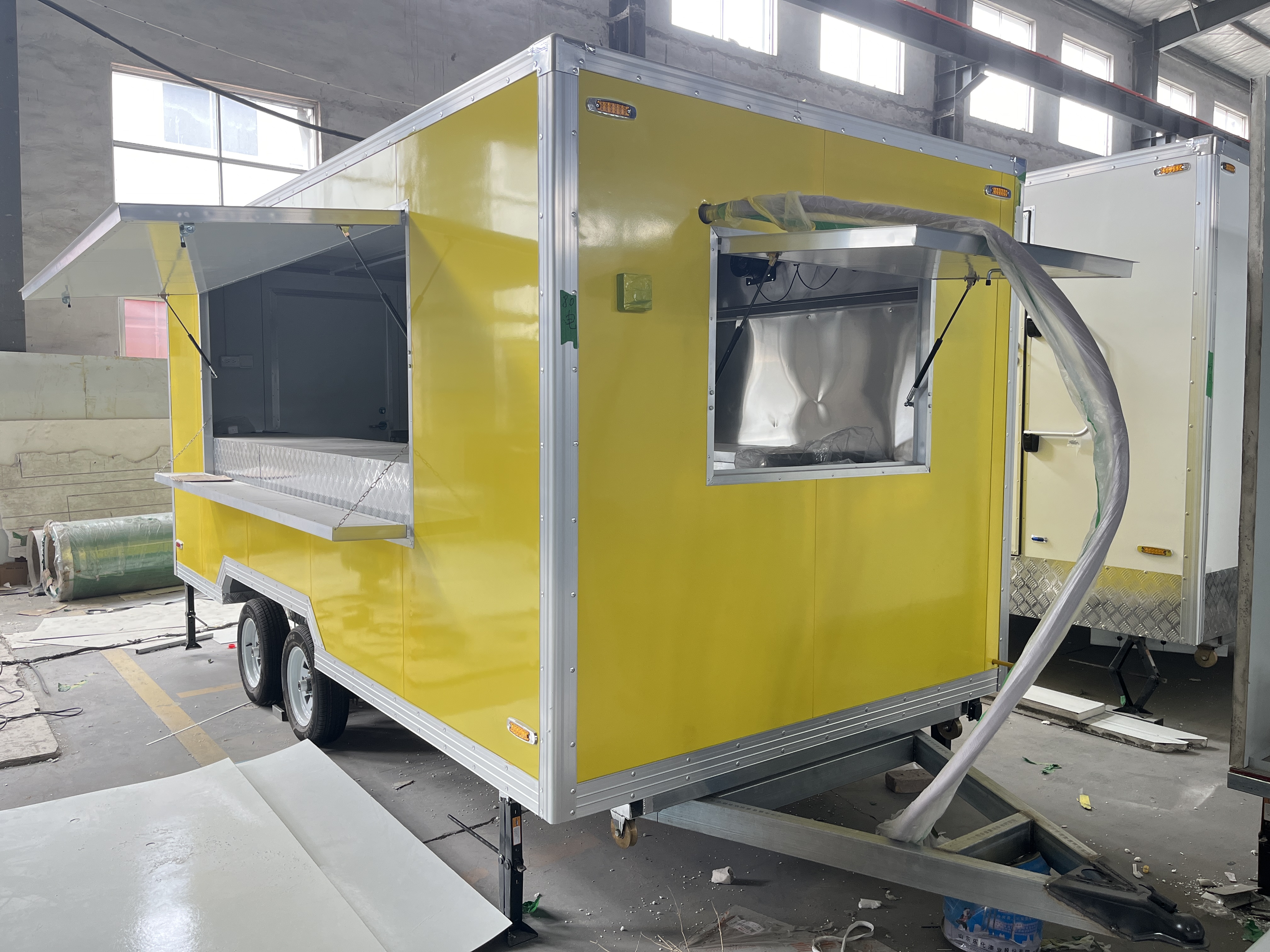 Editor's sharing of the eye-catching yellow multi-functional mobile food truck