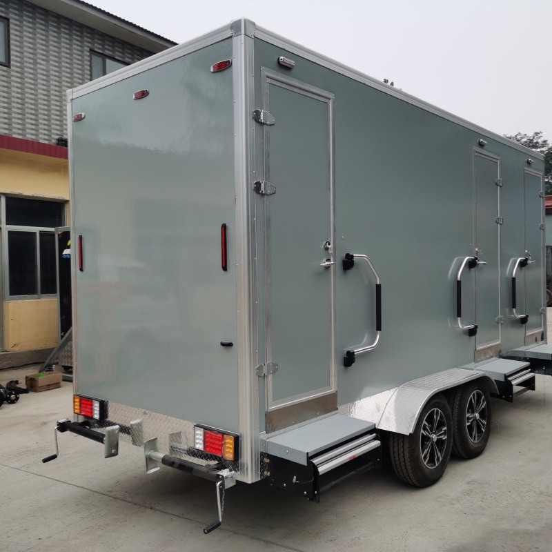 The silver-gray multi-cabin mobile toilet adds convenience to outdoor scenarios