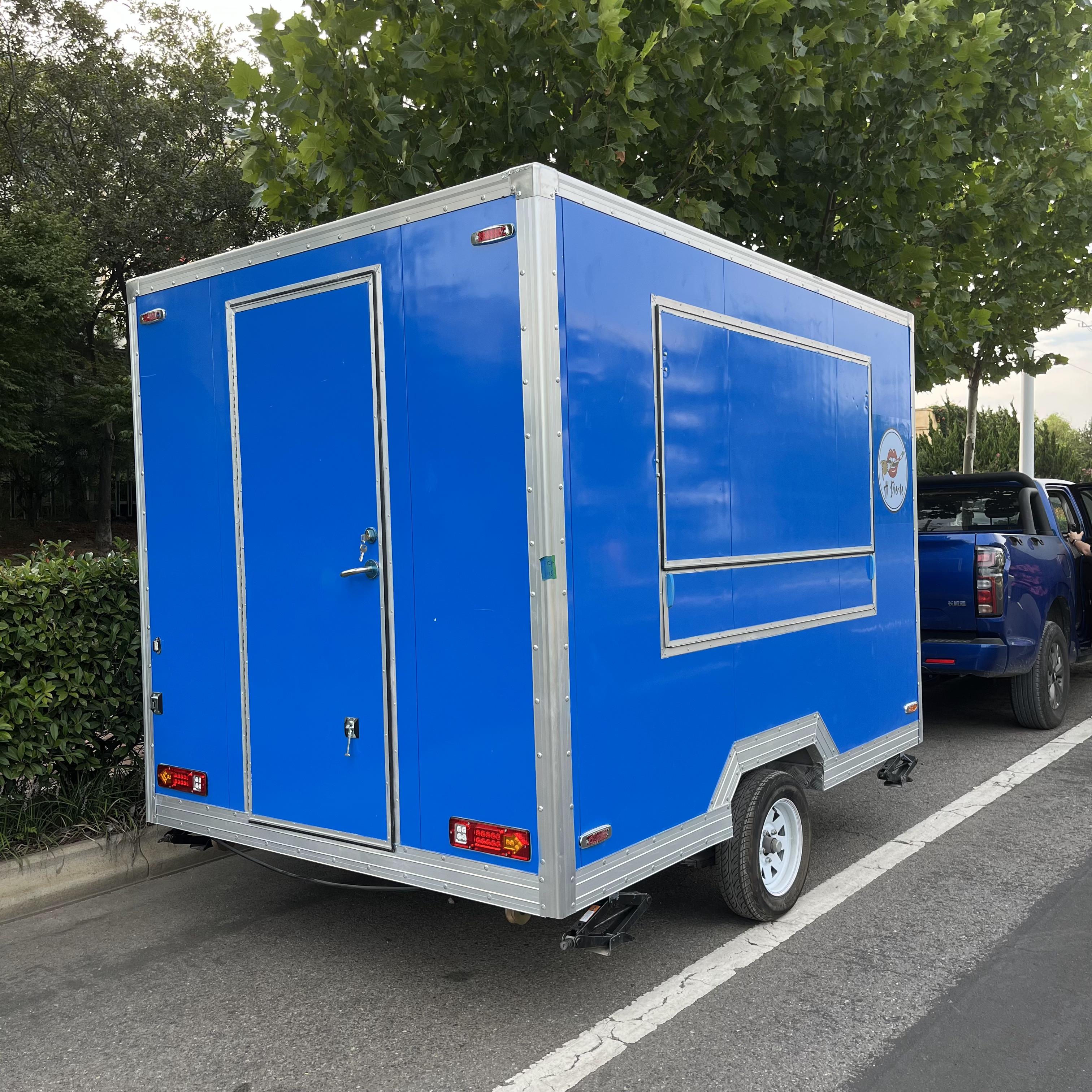 The blue "Al Diente" mobile food truck initiates flexible food business operations