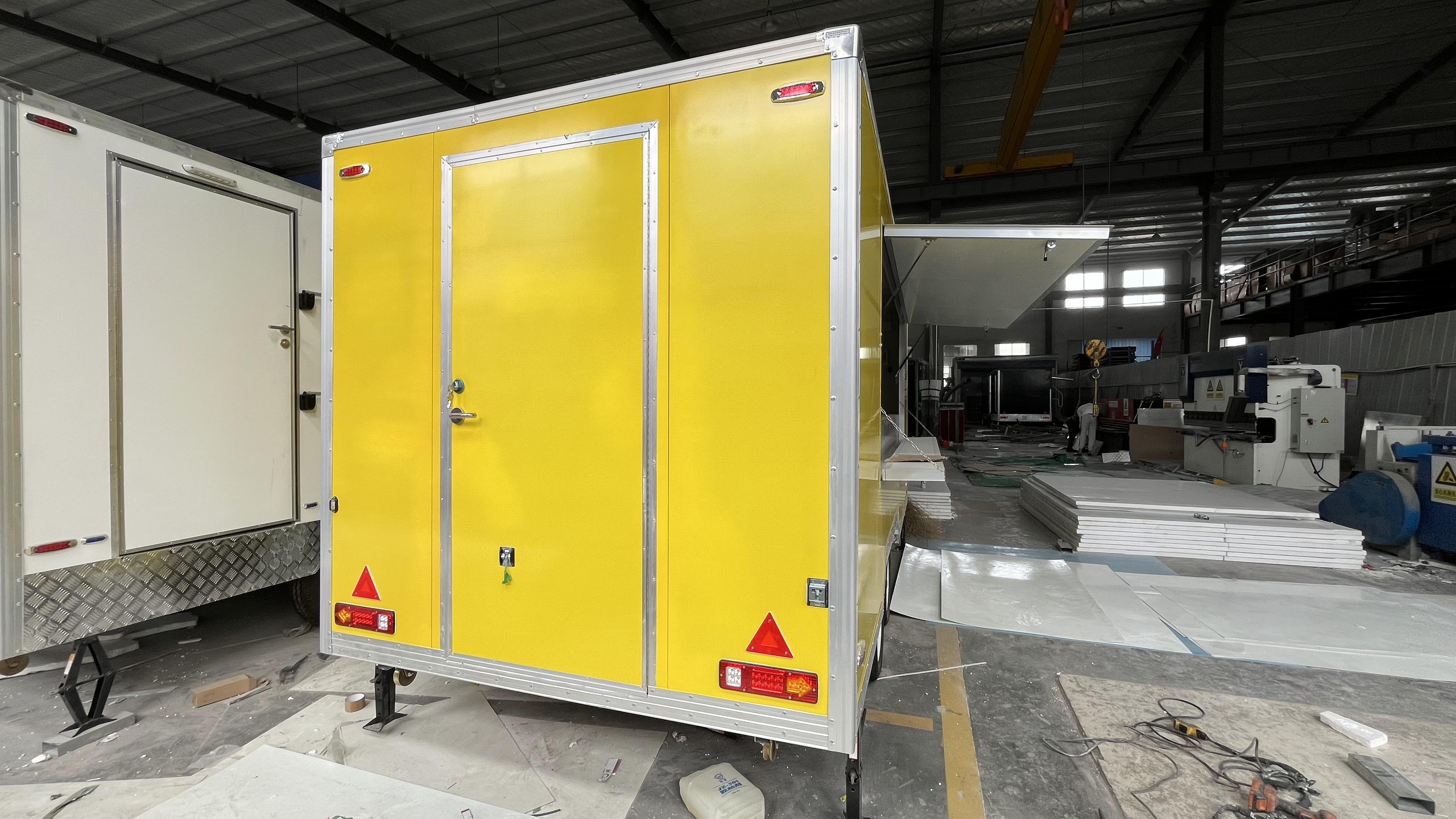 Editor's sharing of the eye-catching yellow multi-functional mobile food truck