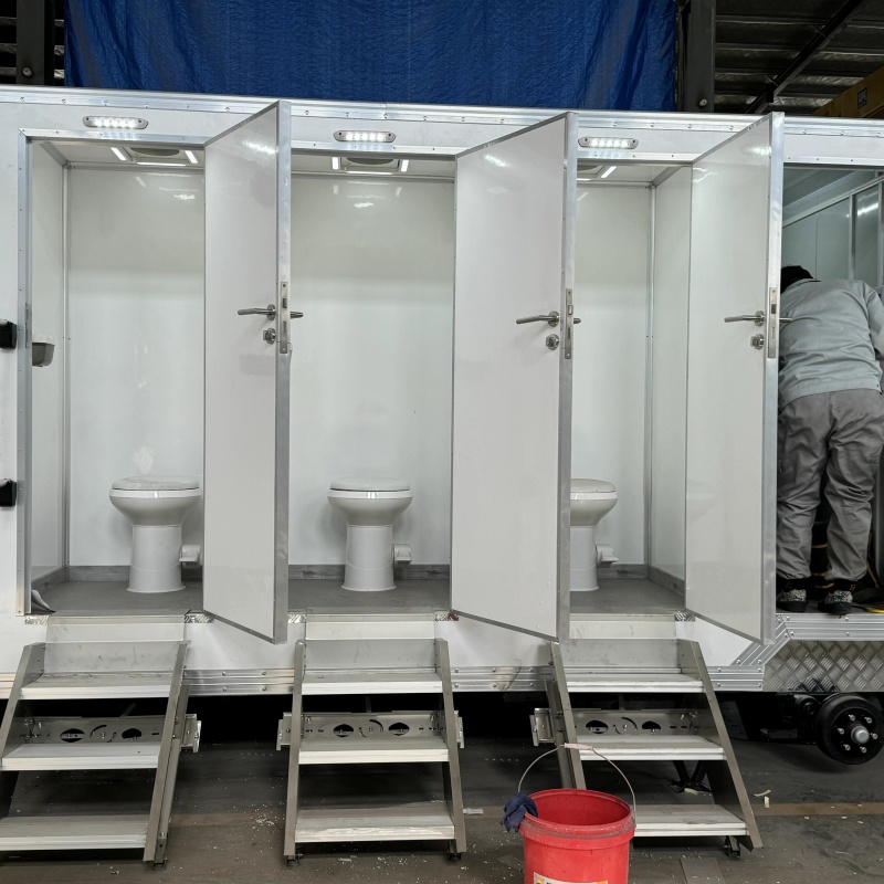 Trailer-type multiple mobile public toilets, modular design, flexible deployment