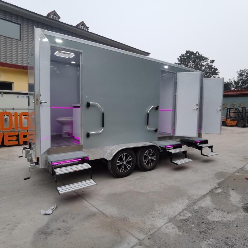 The silver-gray multi-cabin mobile toilet adds convenience to outdoor scenarios