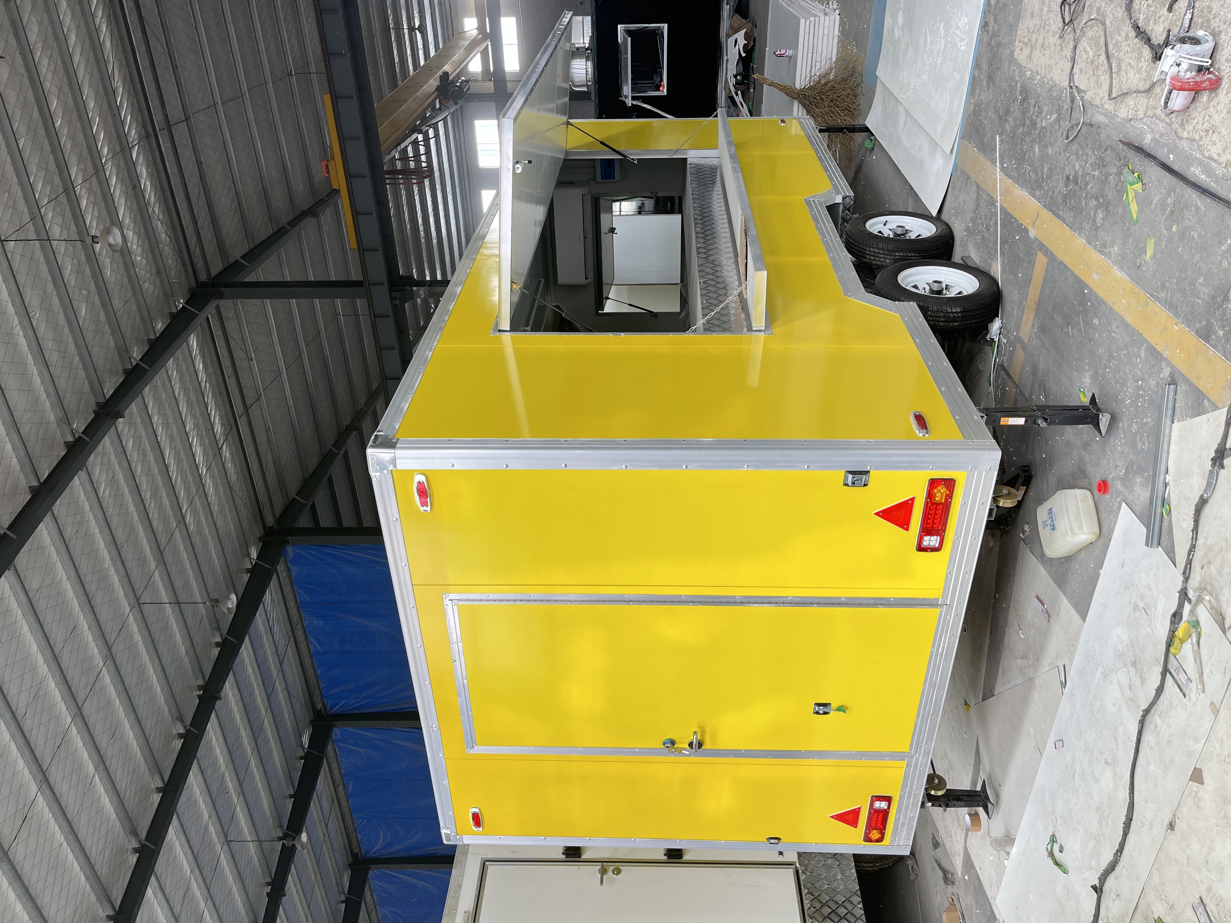 Editor's sharing of the eye-catching yellow multi-functional mobile food truck