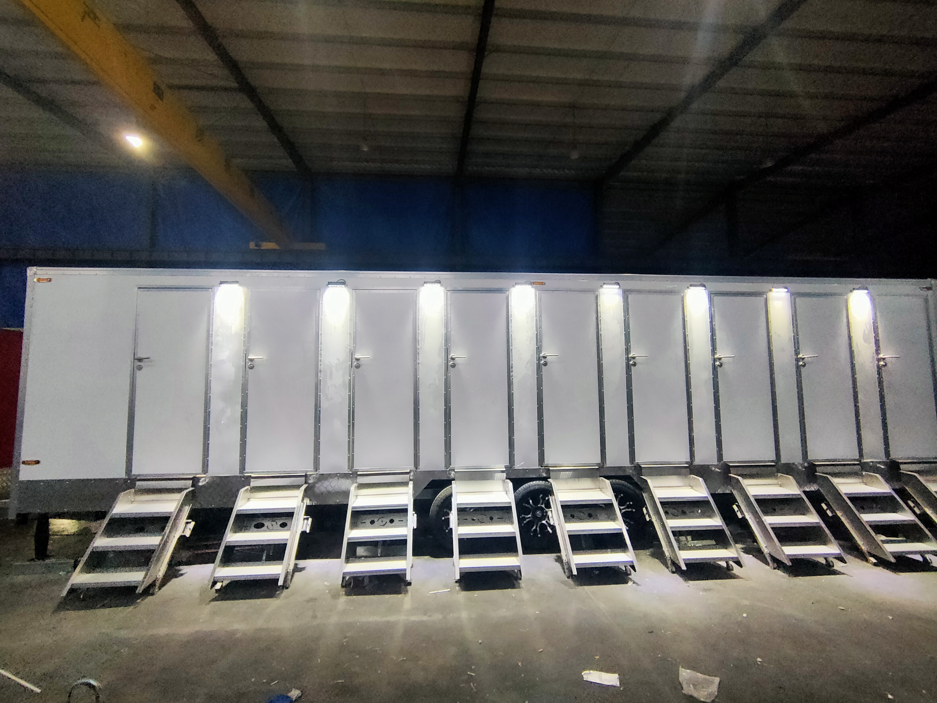 A 9.5-meter portable mobile shower toilet with eight shower rooms