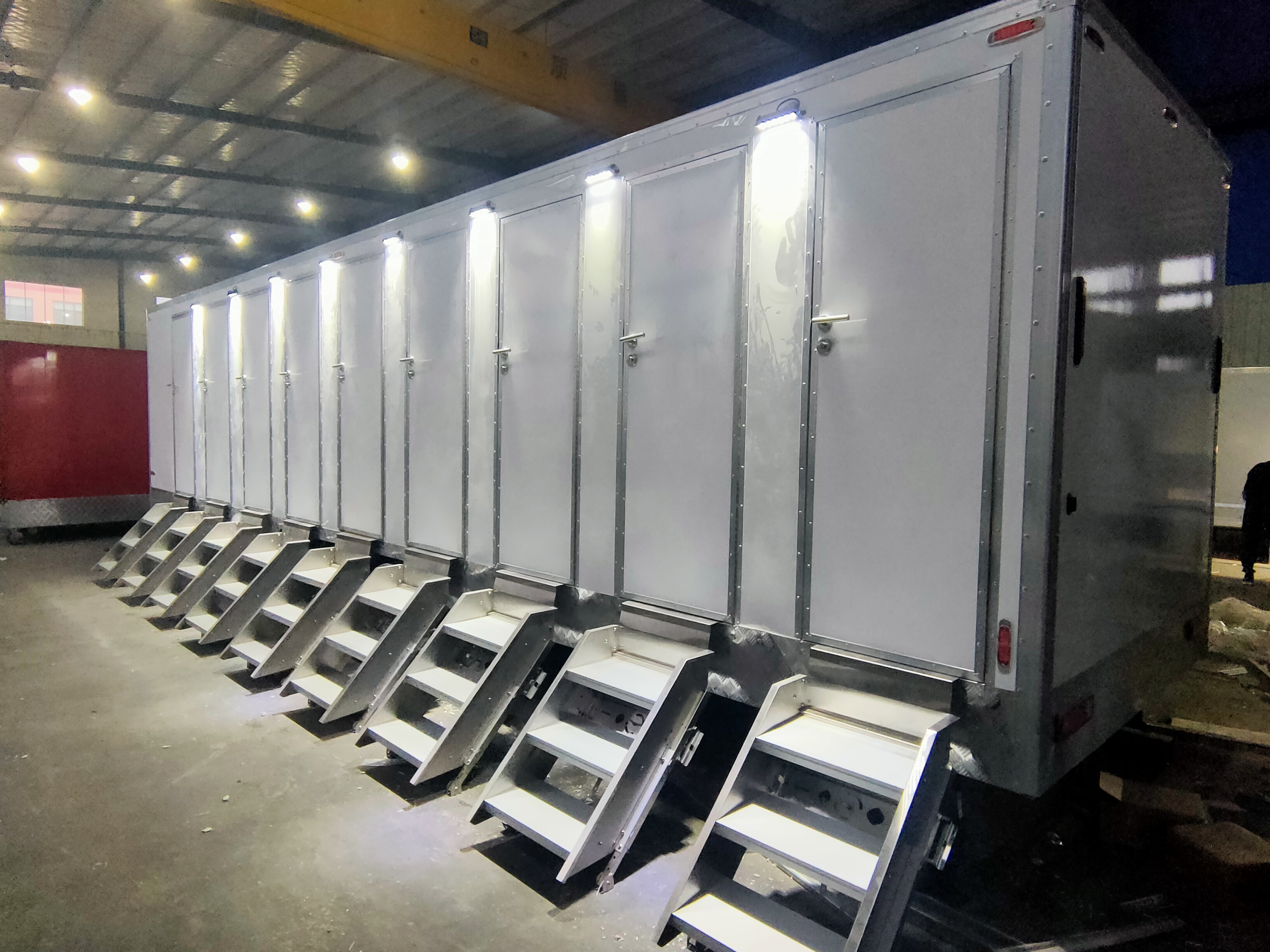 A 9.5-meter portable mobile shower toilet with eight shower rooms