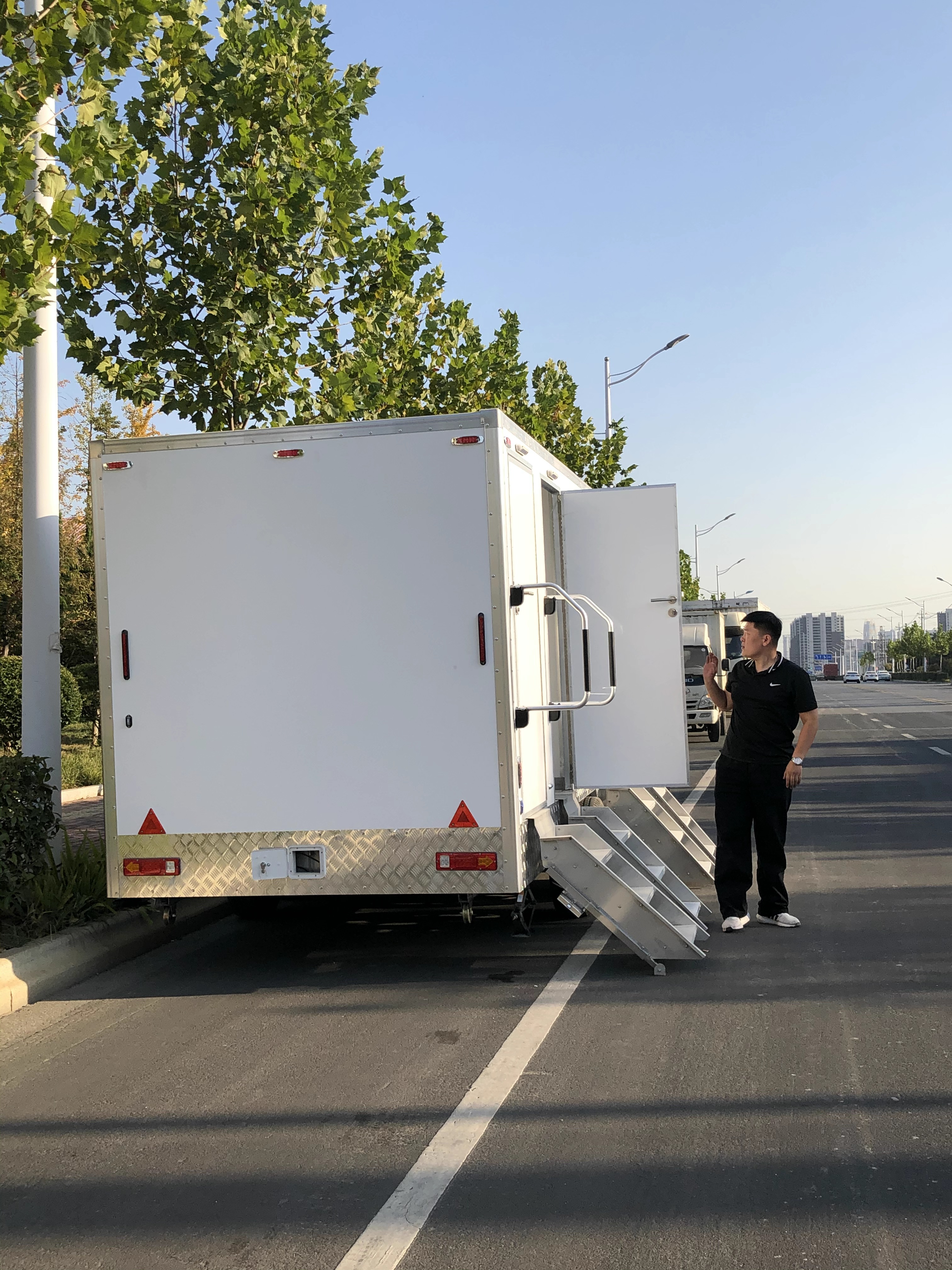 The towable four-compartment mobile toilet with independent single room design is the preferred choice for outdoor groups to use the toilet