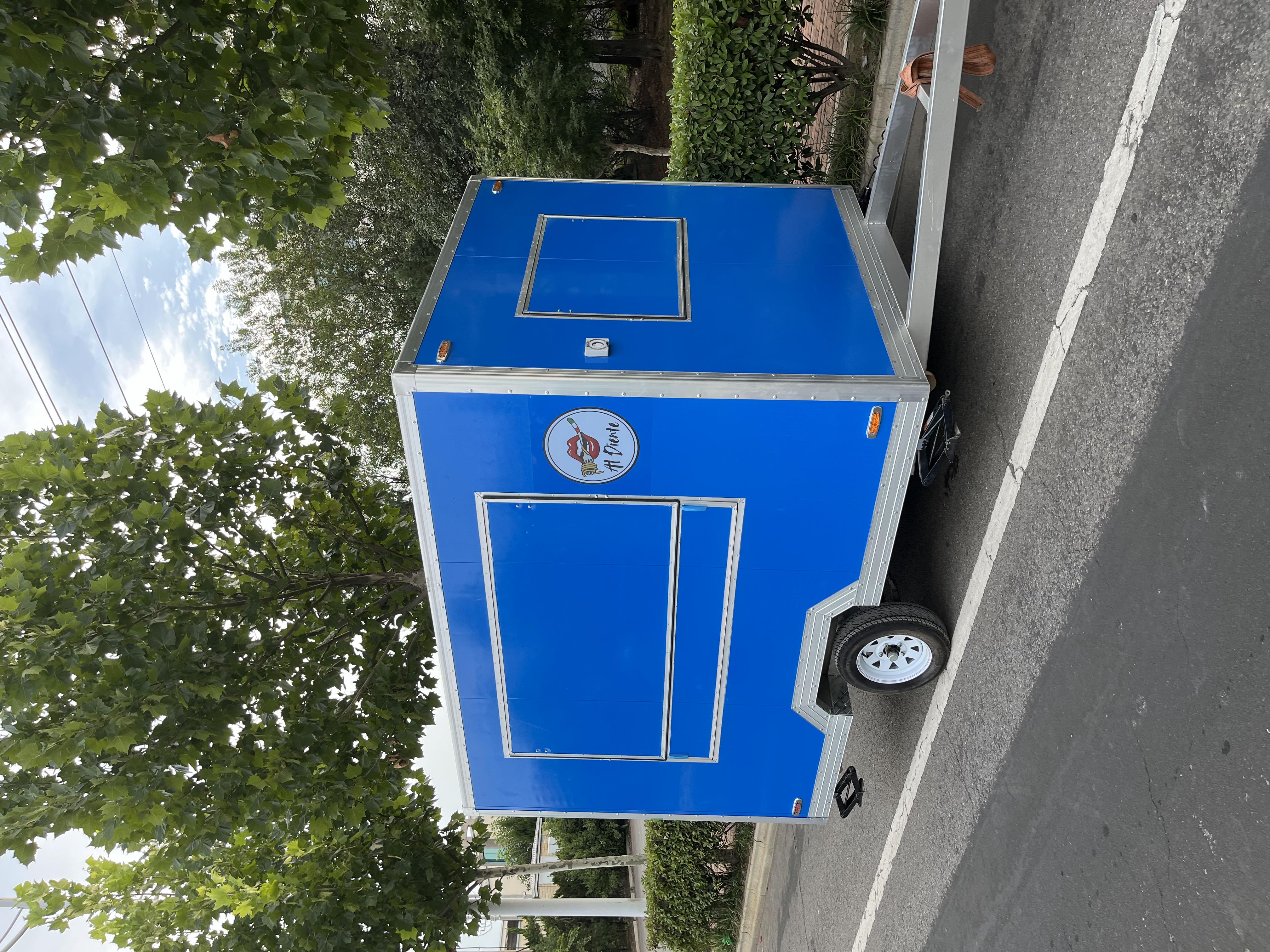 The blue "Al Diente" mobile food truck initiates flexible food business operations