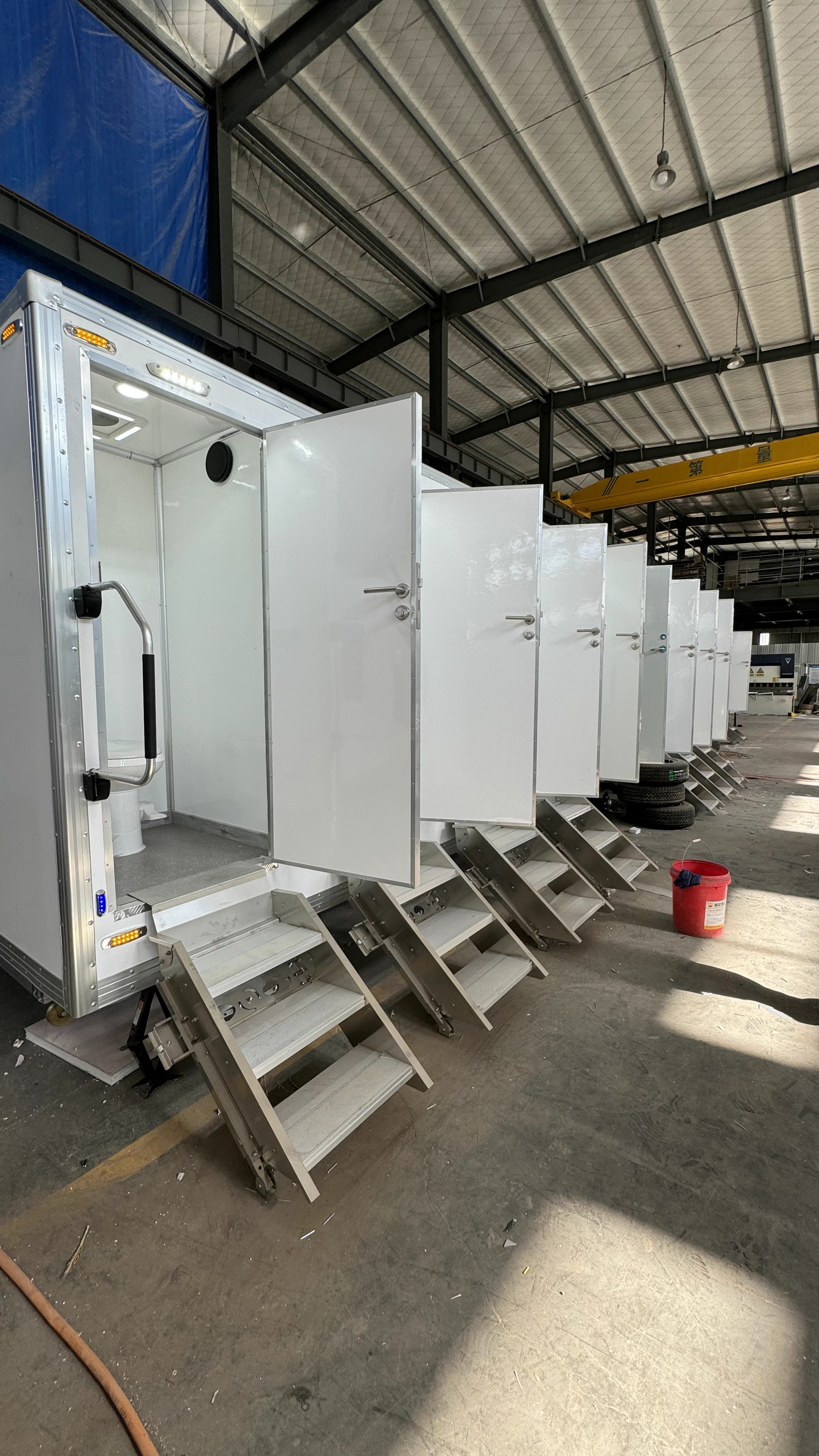 Trailer-type multiple mobile public toilets, modular design, flexible deployment