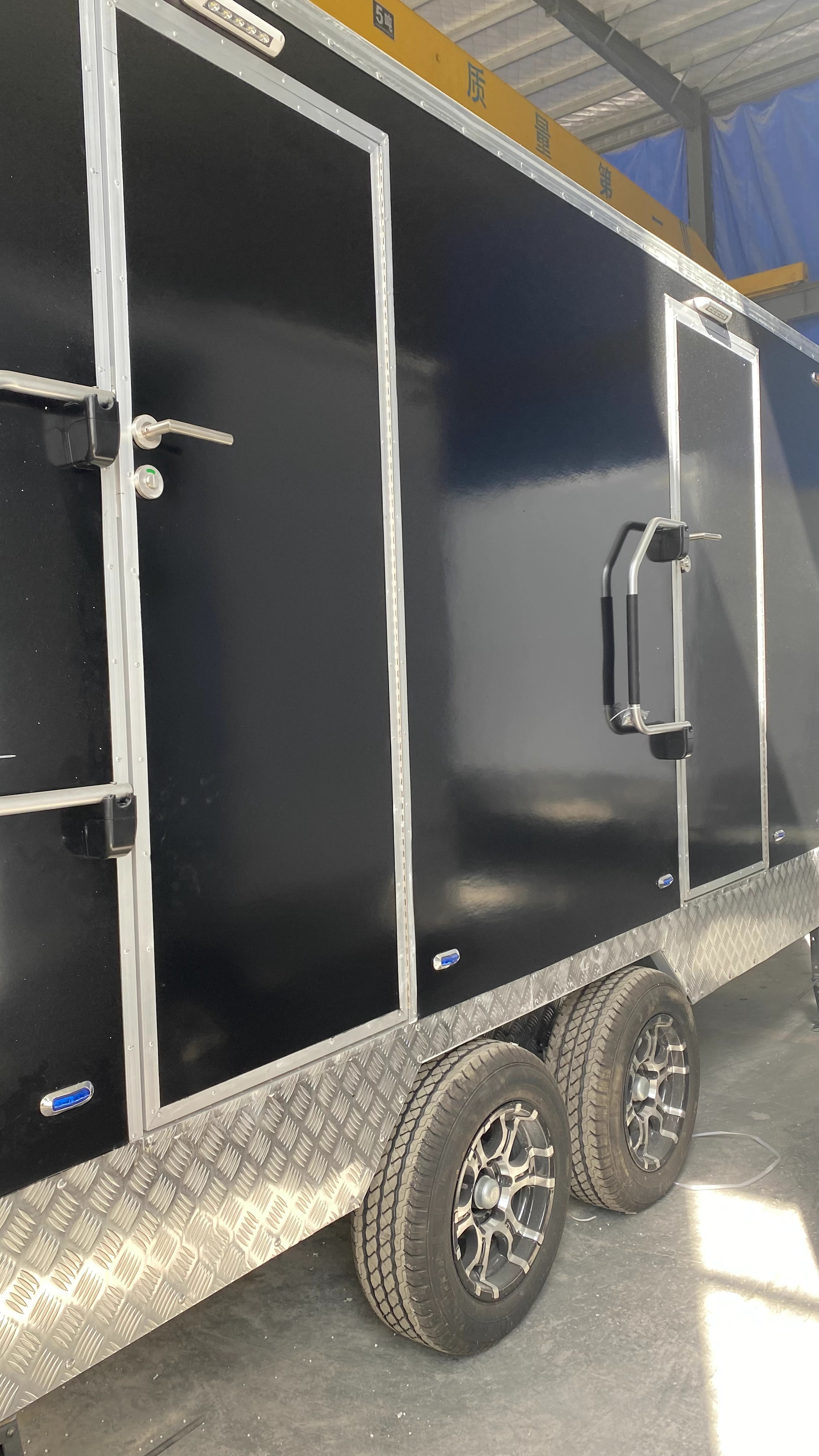 High-end black mobile toilets provide convenience for all kinds of occasions