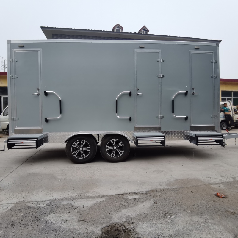 The silver-gray multi-cabin mobile toilet adds convenience to outdoor scenarios