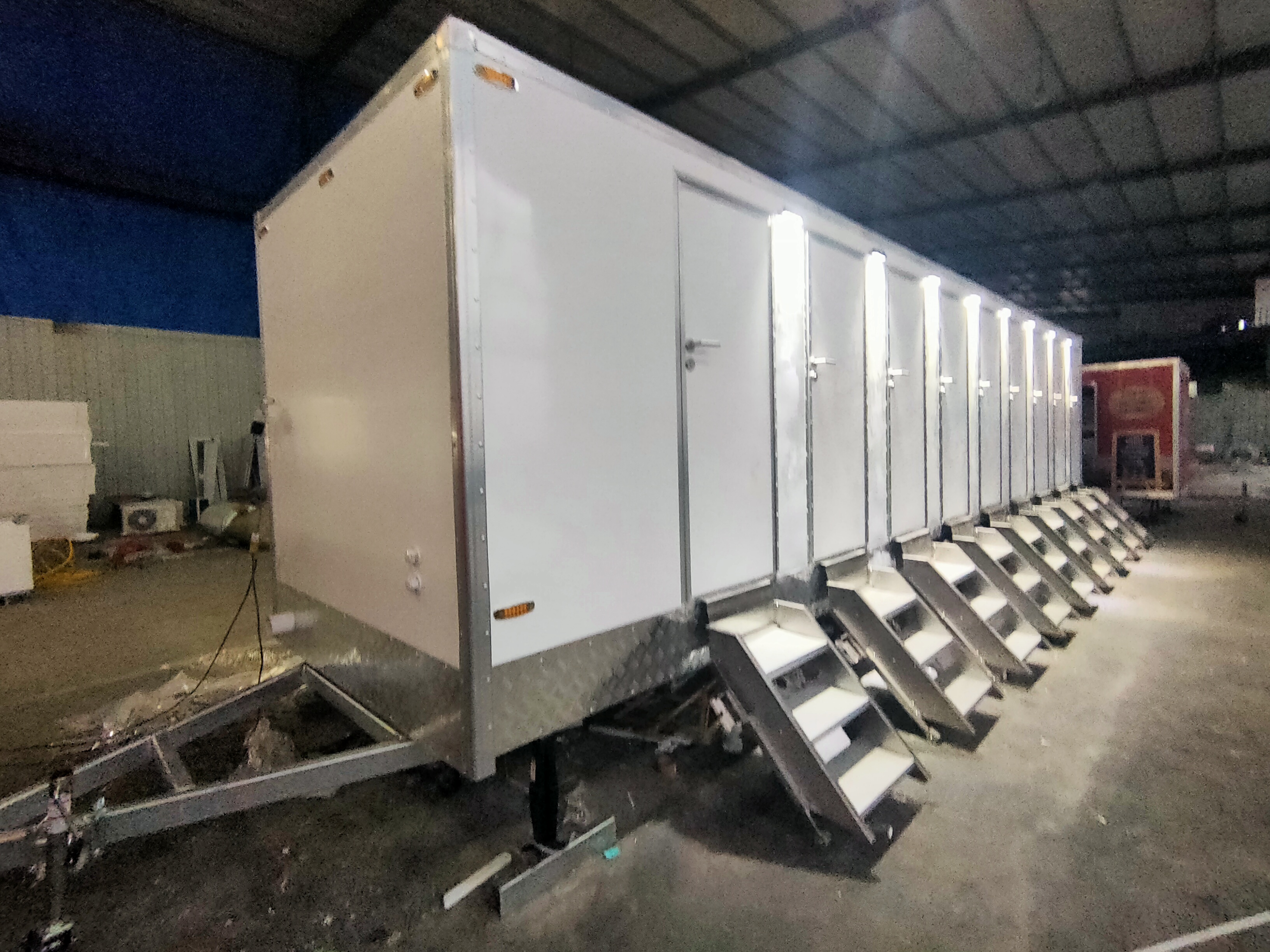 A 9.5-meter portable mobile shower toilet with eight shower rooms