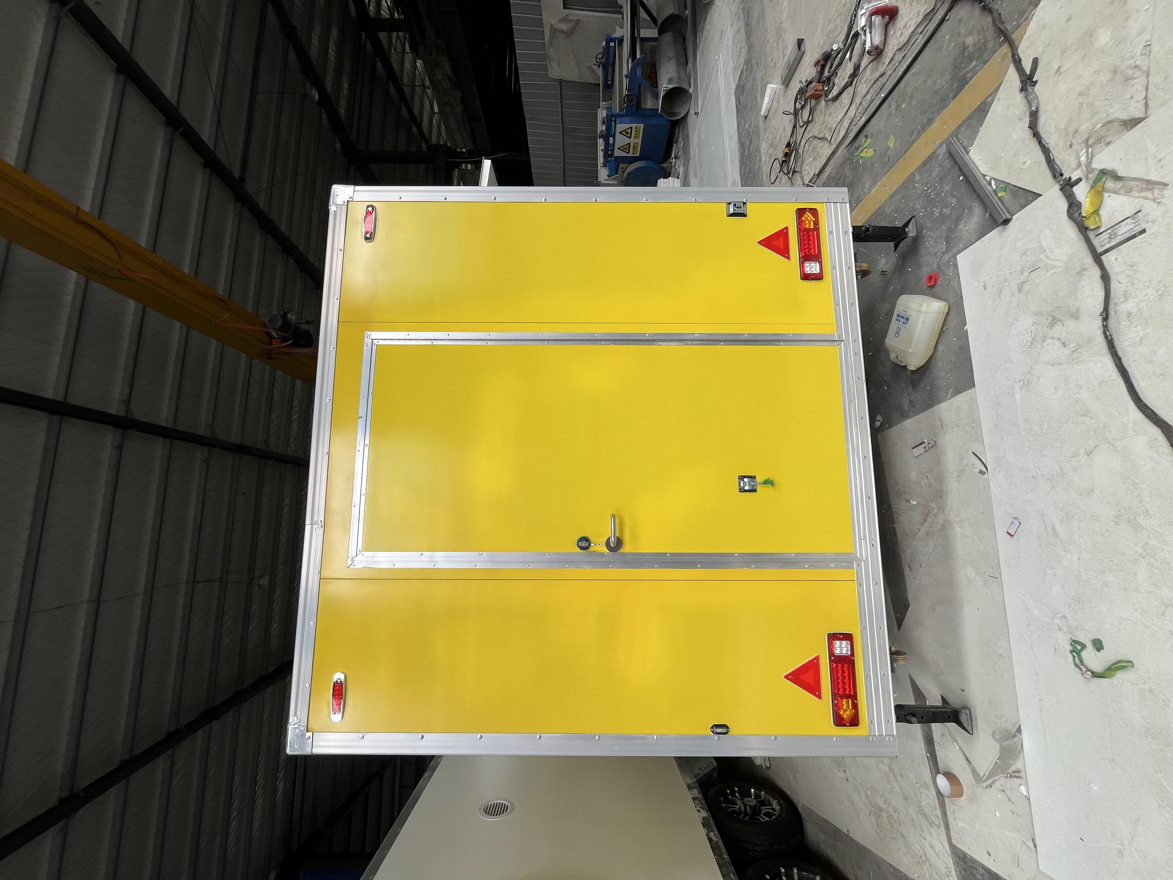 Editor's sharing of the eye-catching yellow multi-functional mobile food truck
