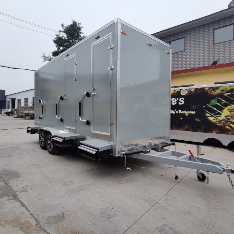 The silver-gray multi-cabin mobile toilet adds convenience to outdoor scenarios