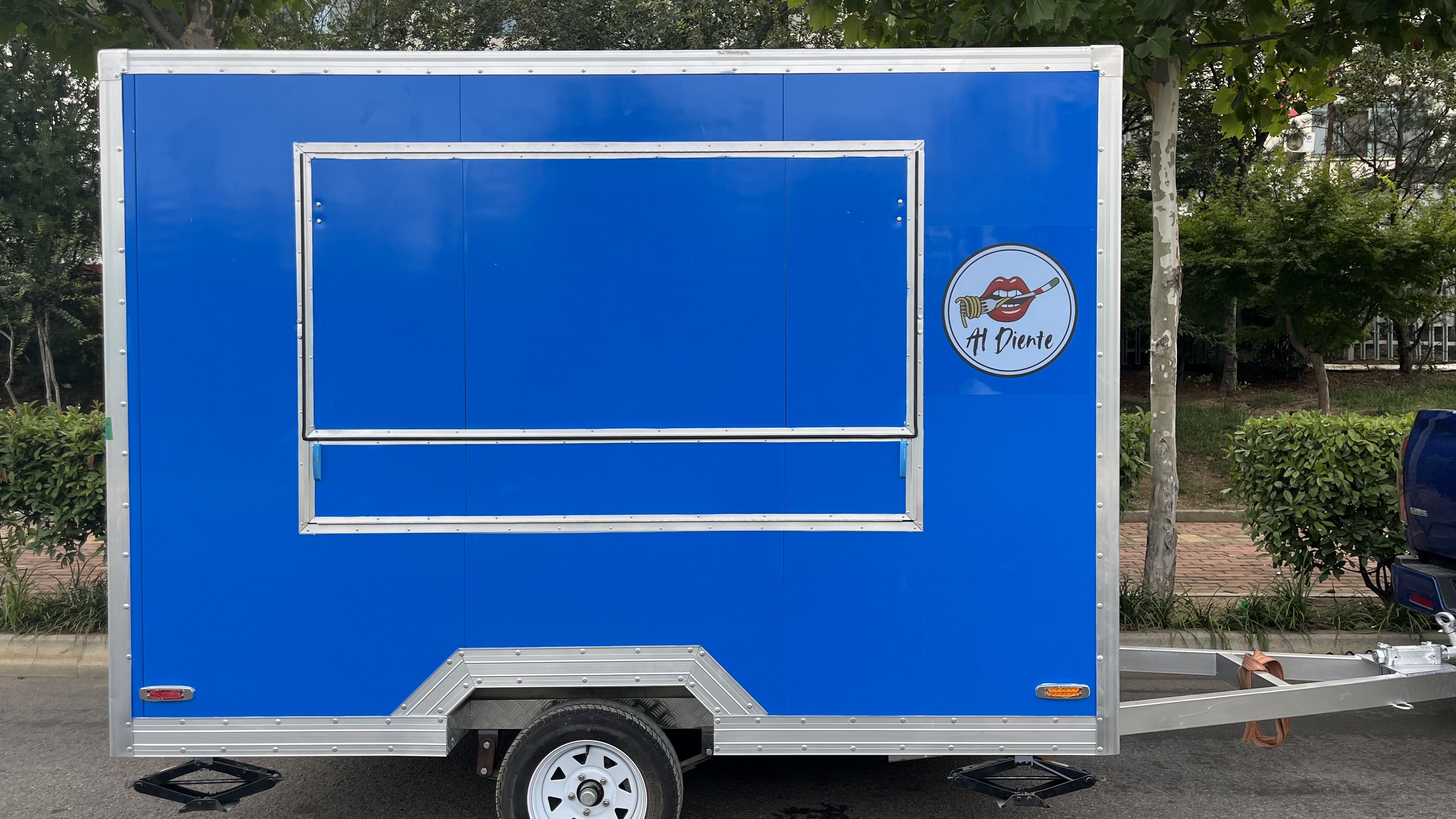 The blue "Al Diente" mobile food truck initiates flexible food business operations