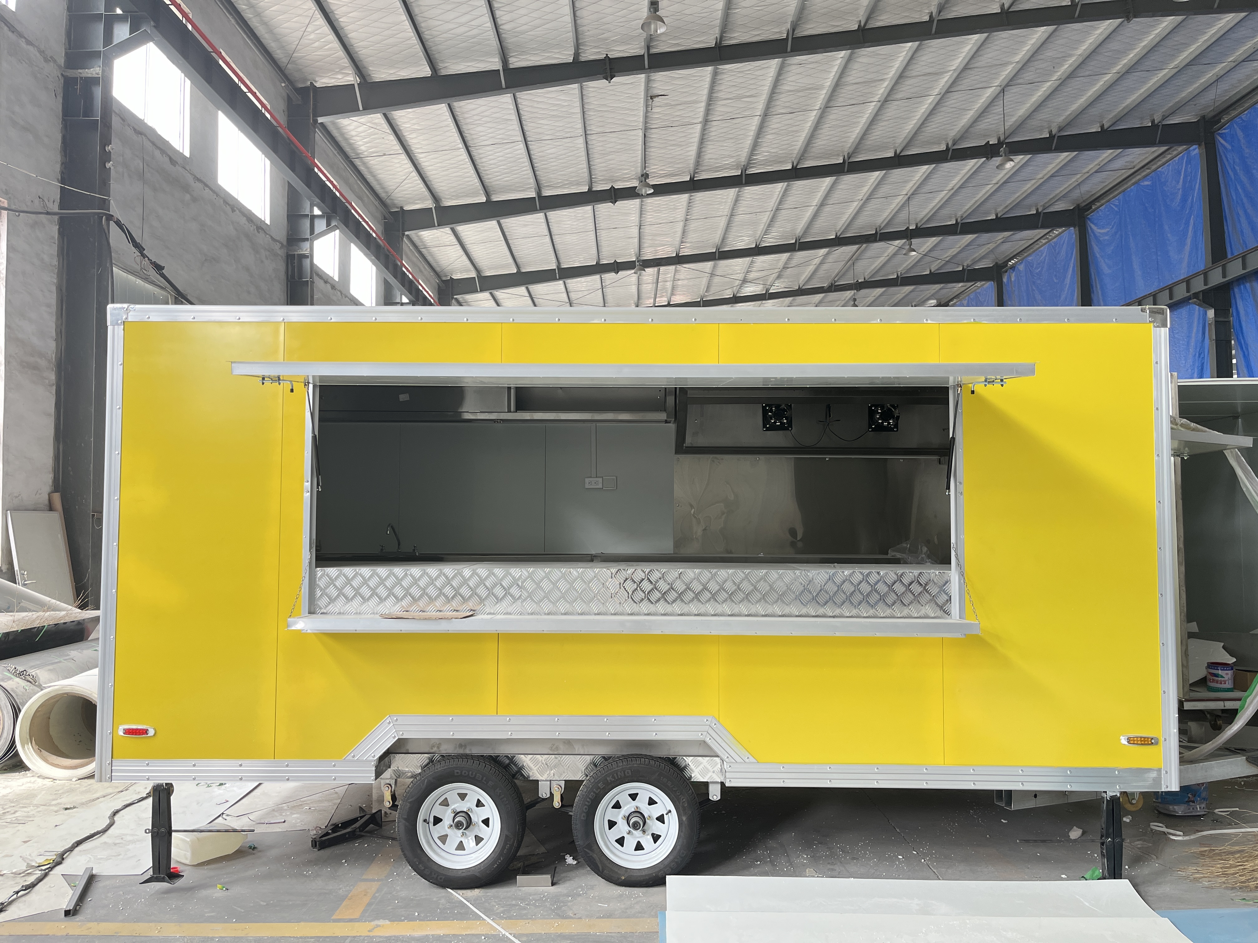 Editor's sharing of the eye-catching yellow multi-functional mobile food truck