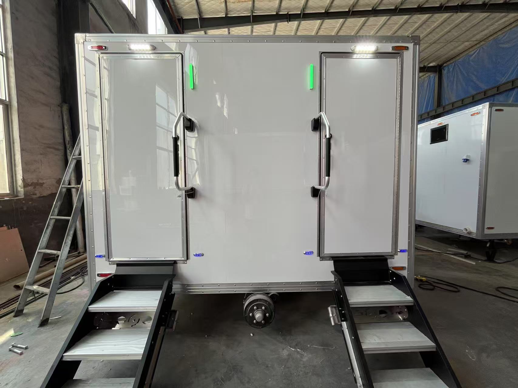 The double-door design mobile toilet provides convenience for outdoor scenarios
