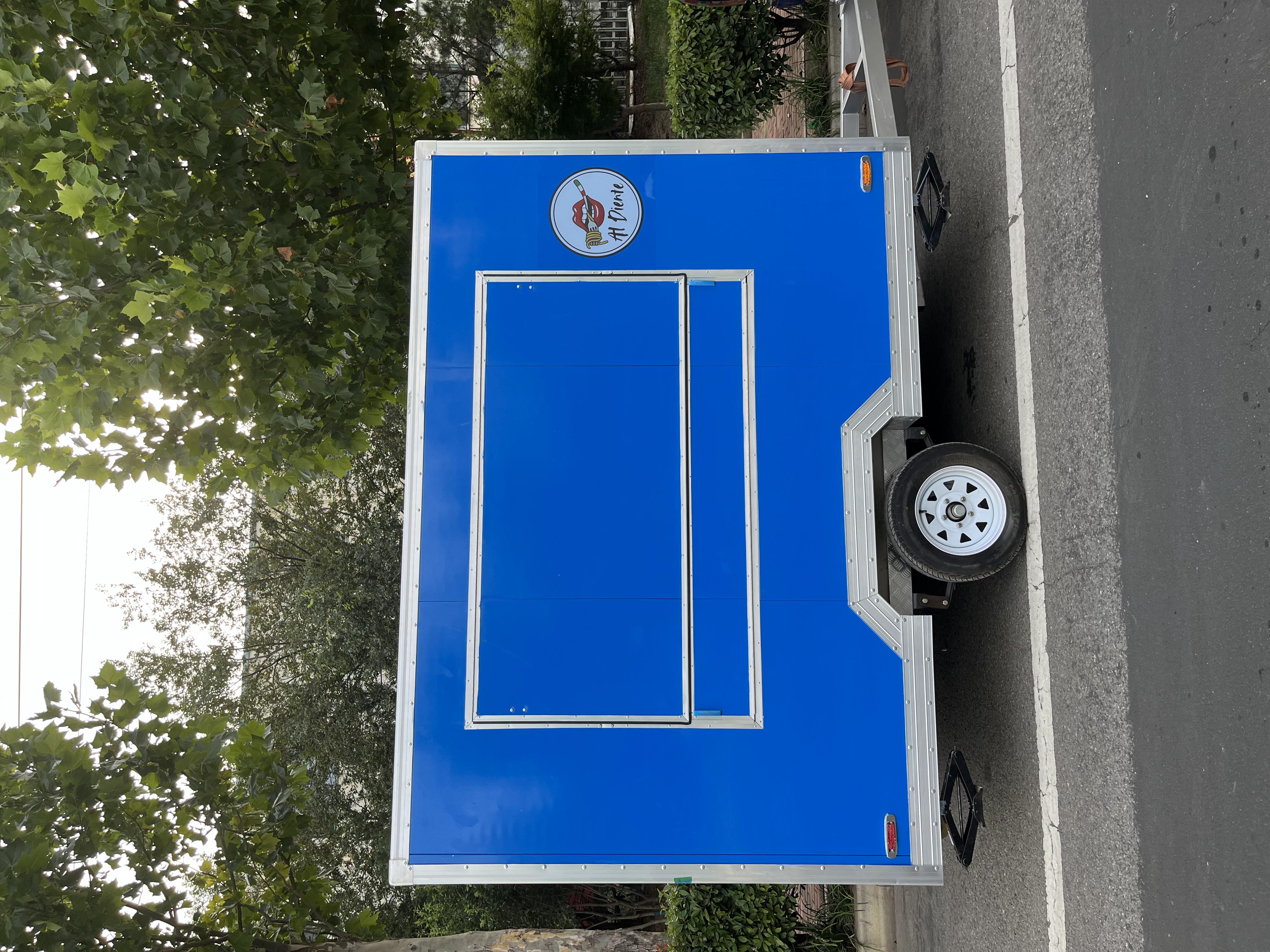 The blue "Al Diente" mobile food truck initiates flexible food business operations