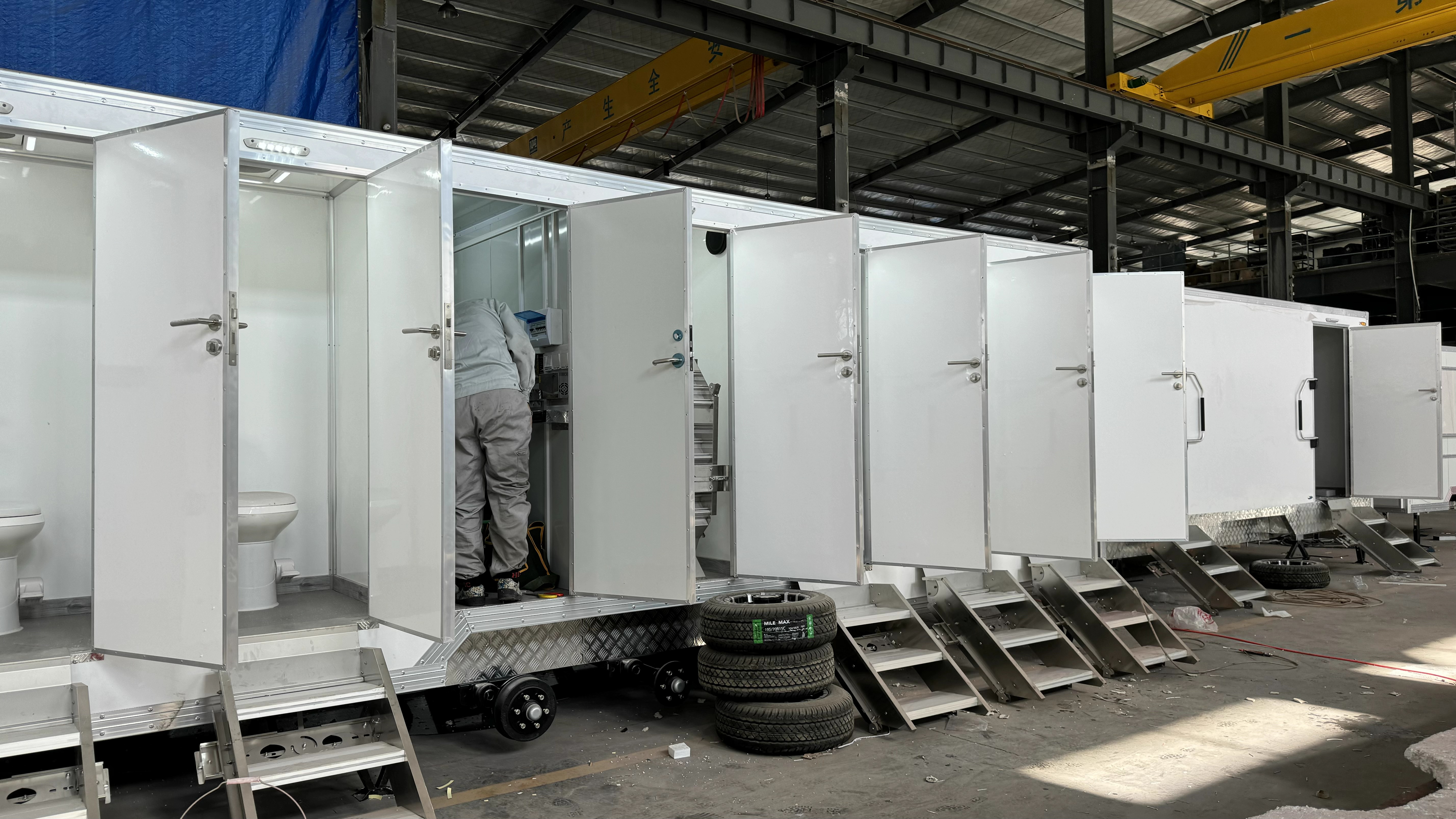 Trailer-type multiple mobile public toilets, modular design, flexible deployment