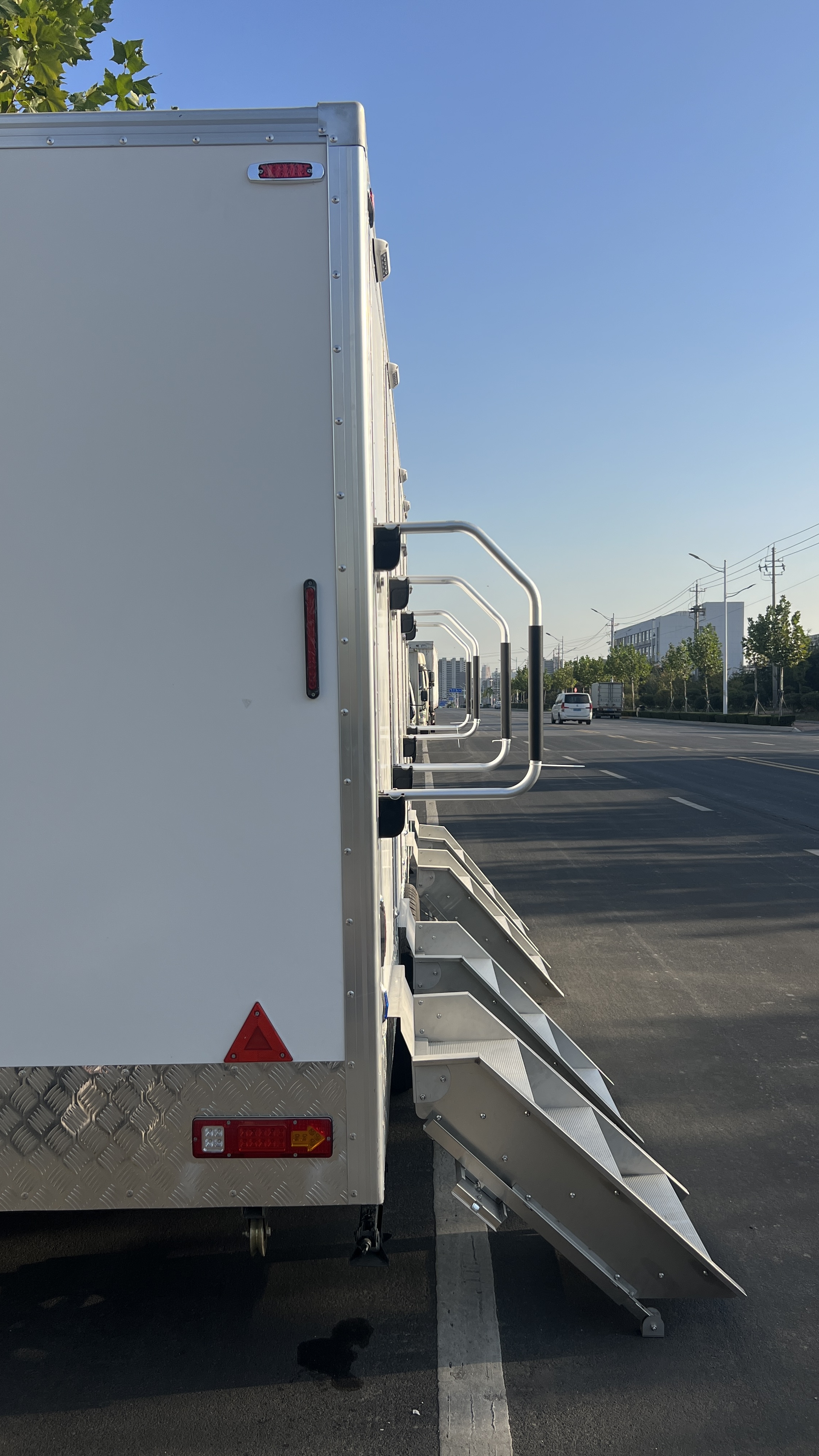 The towable four-compartment mobile toilet with independent single room design is the preferred choice for outdoor groups to use the toilet