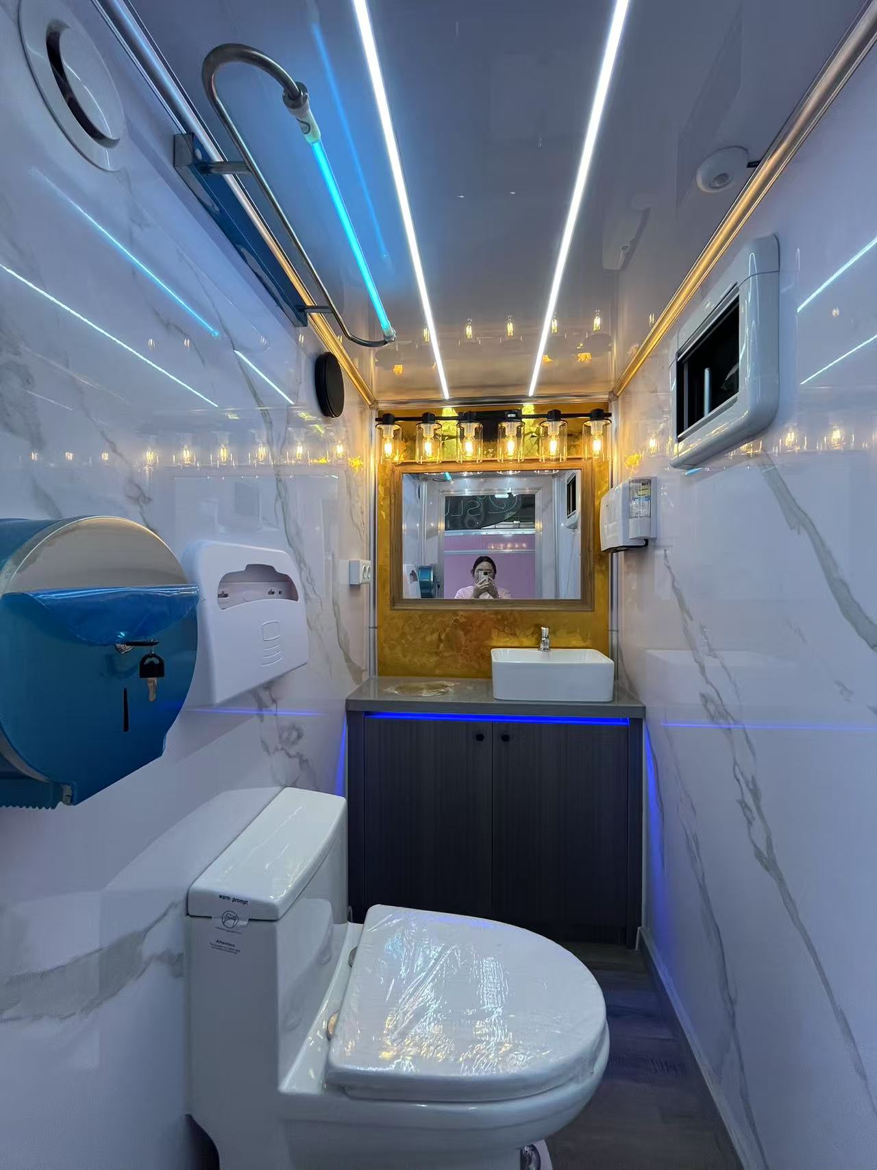 The double-door design mobile toilet provides convenience for outdoor scenarios