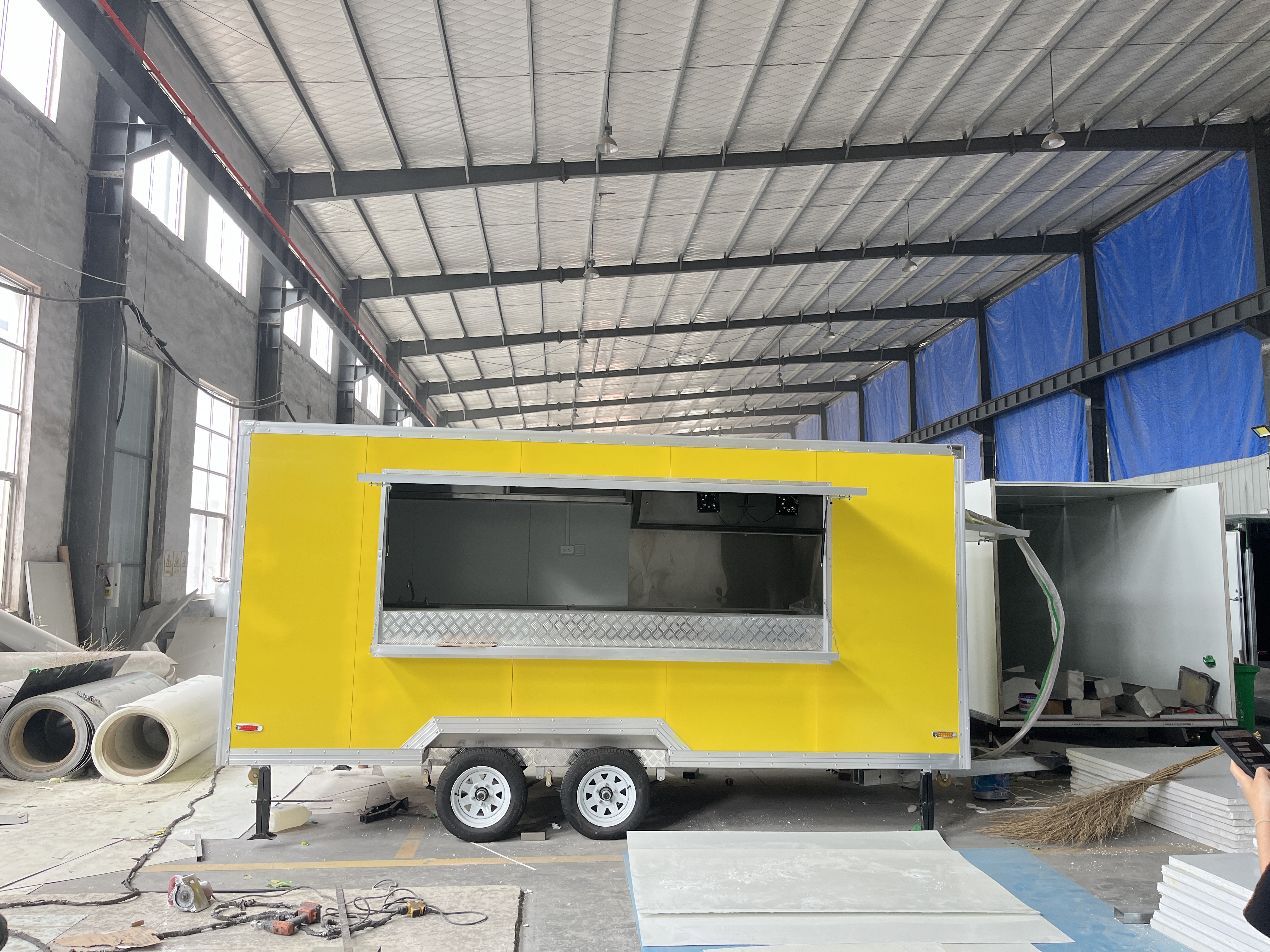 Editor's sharing of the eye-catching yellow multi-functional mobile food truck